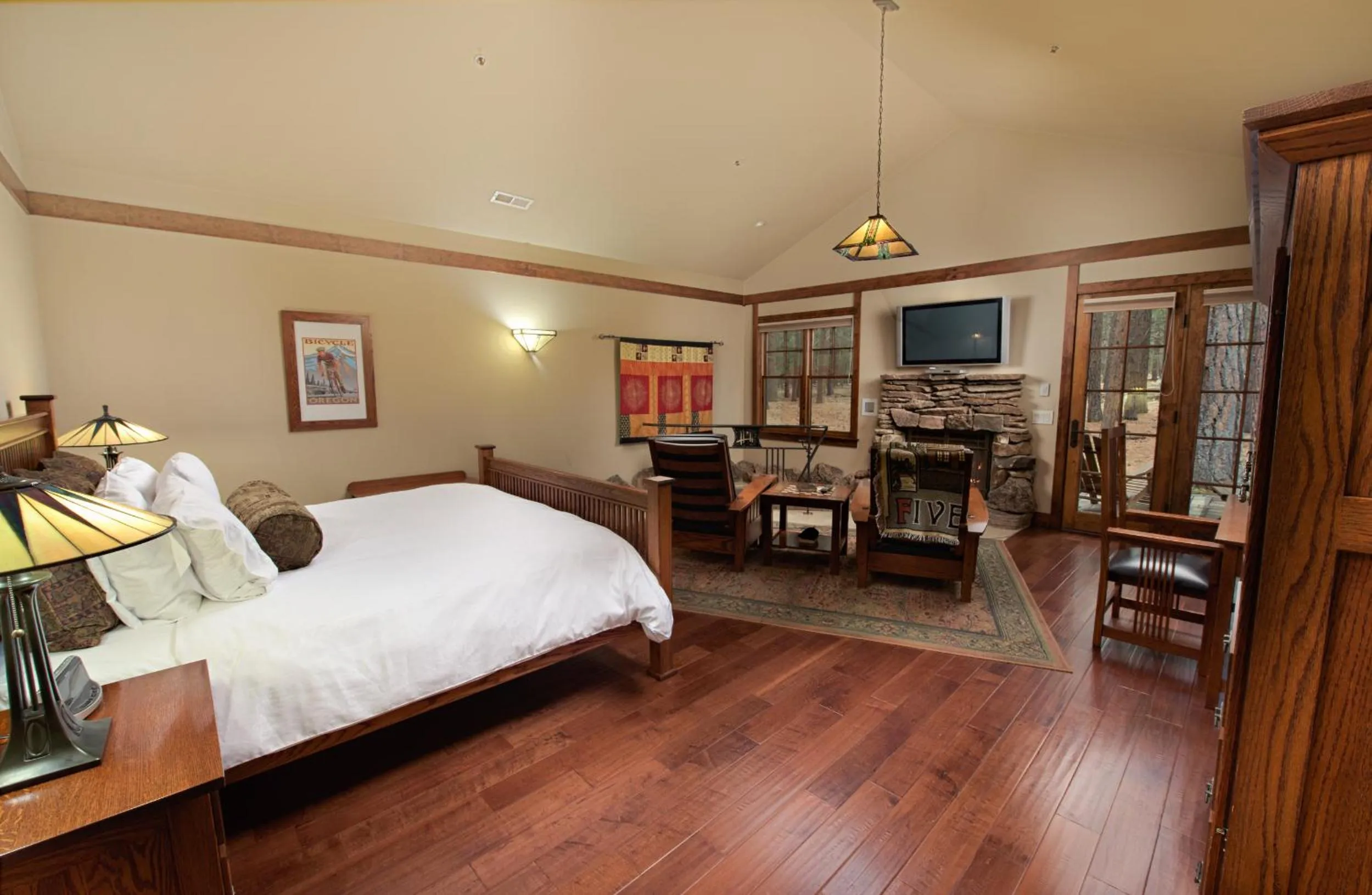 Bed in FivePine Lodge