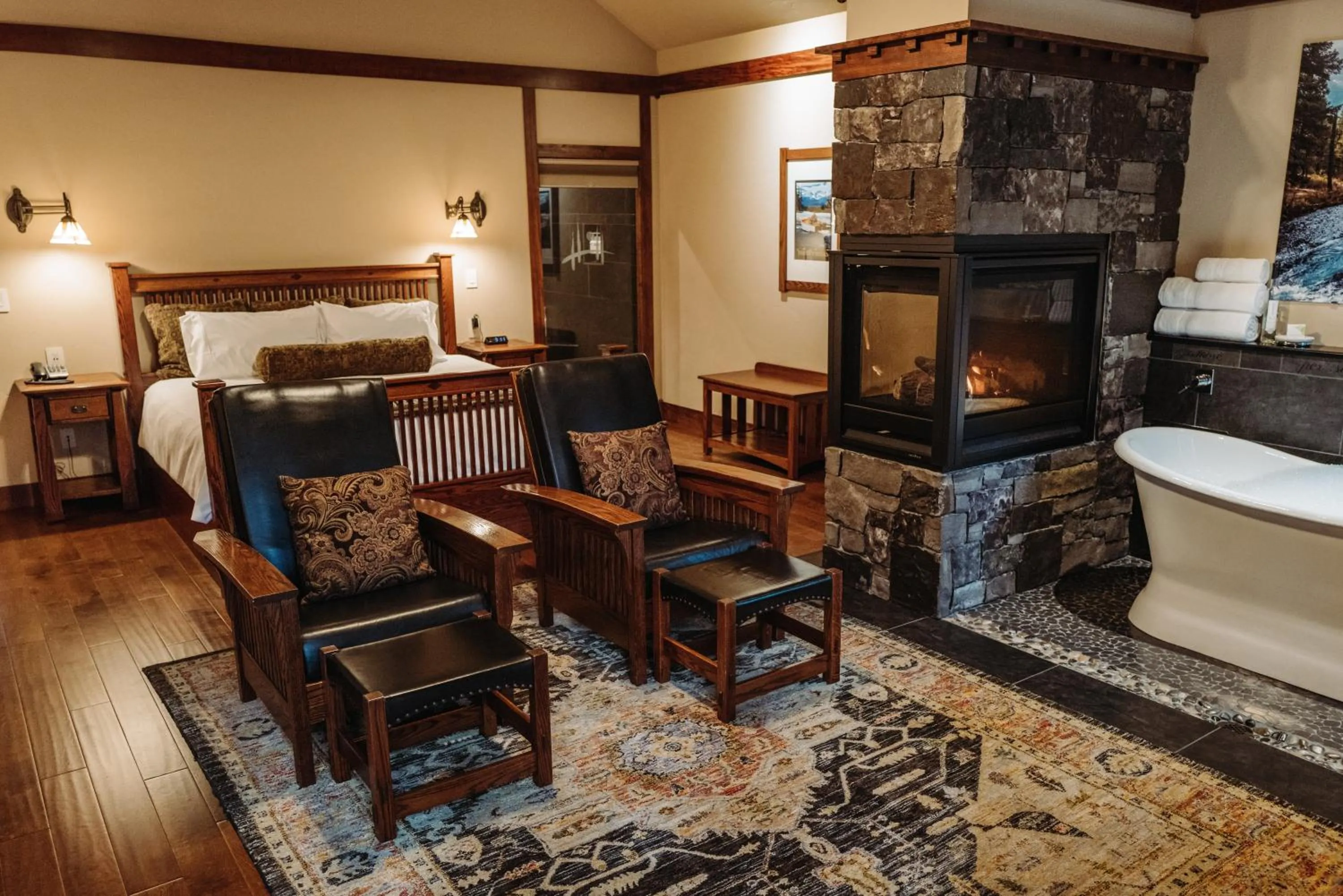 Living room in FivePine Lodge