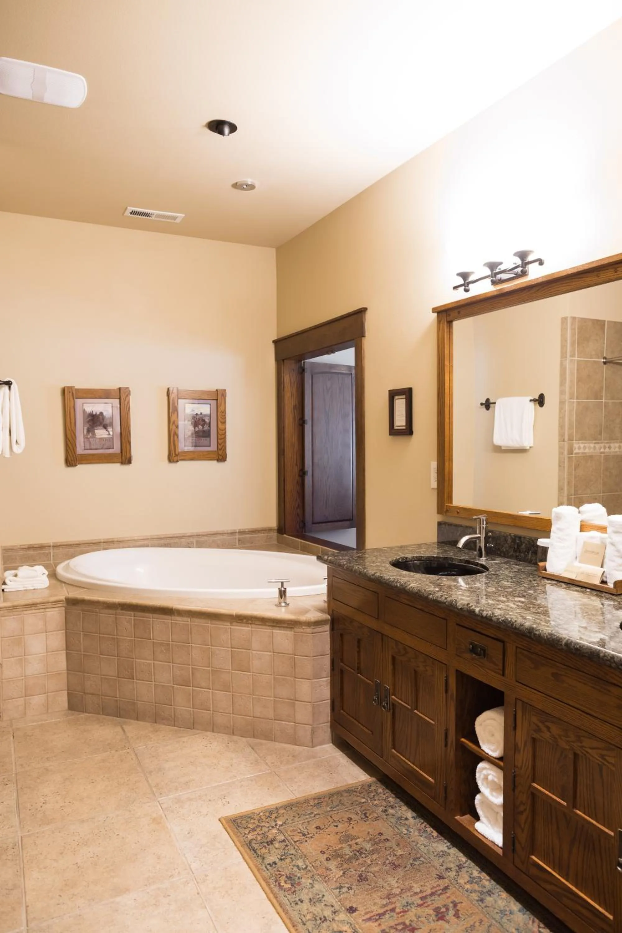 Shower in FivePine Lodge