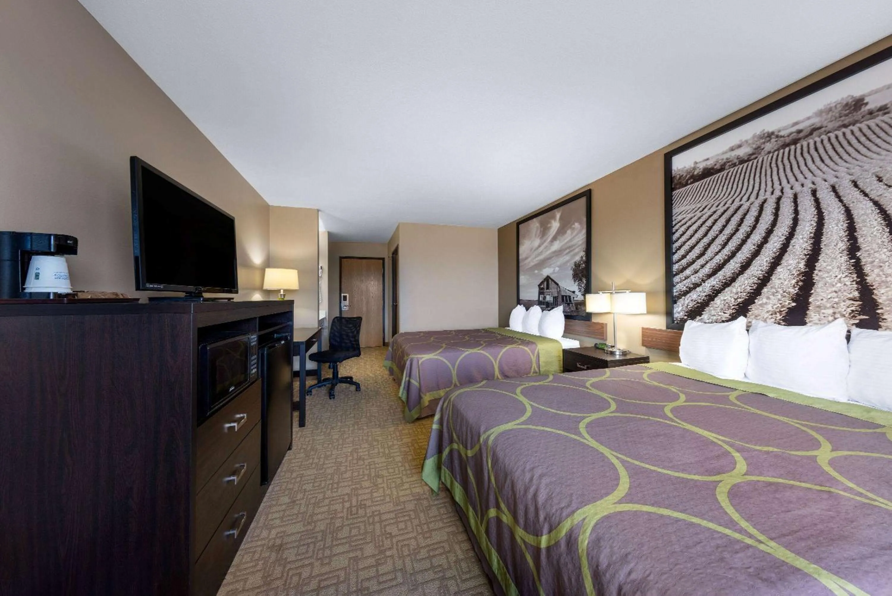 Photo of the whole room, Bed in Super 8 by Wyndham Jackson MN