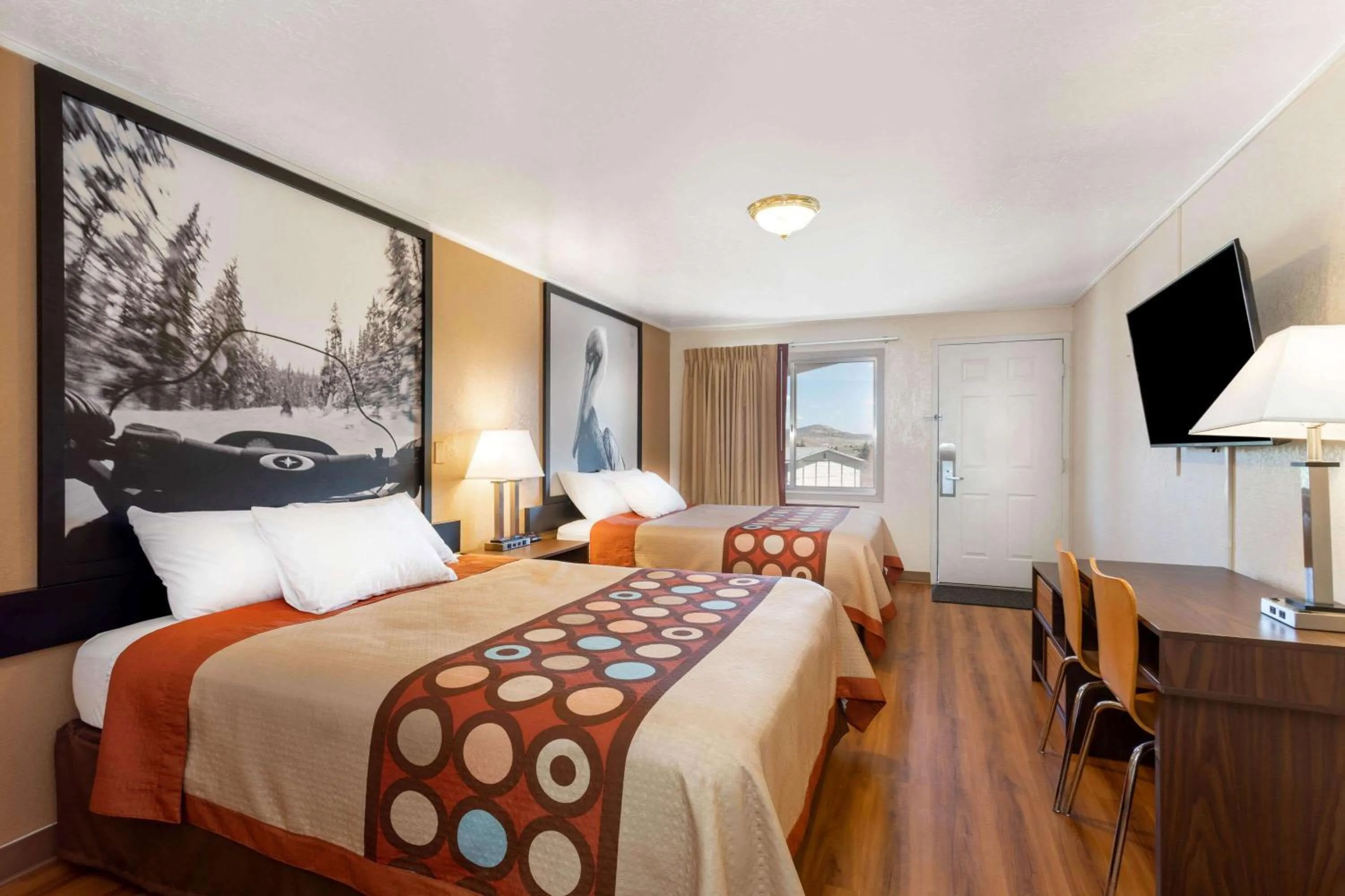 Photo of the whole room, Bed in Super 8 by Wyndham Evanston