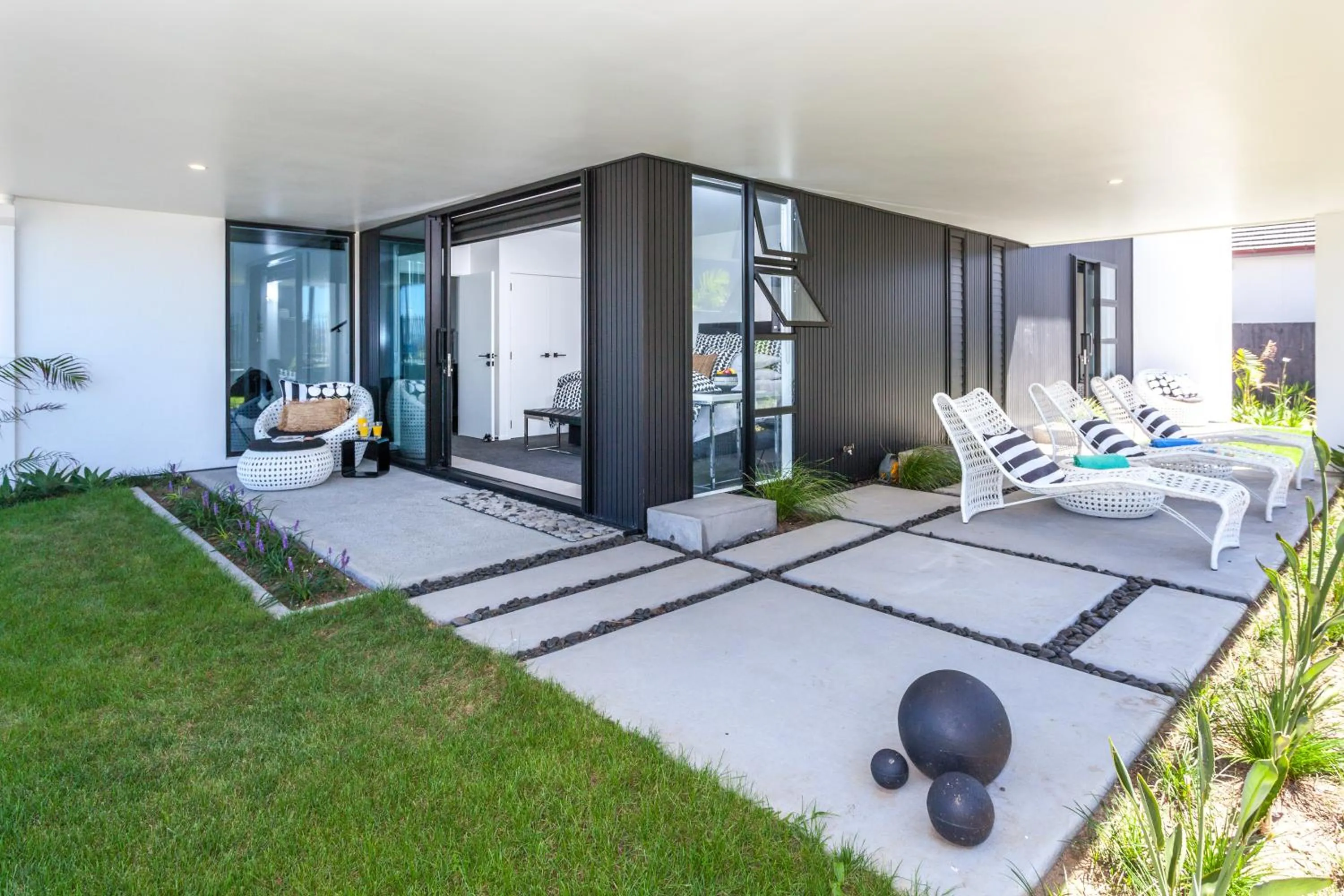 Facade/entrance in Waters Edge B&B