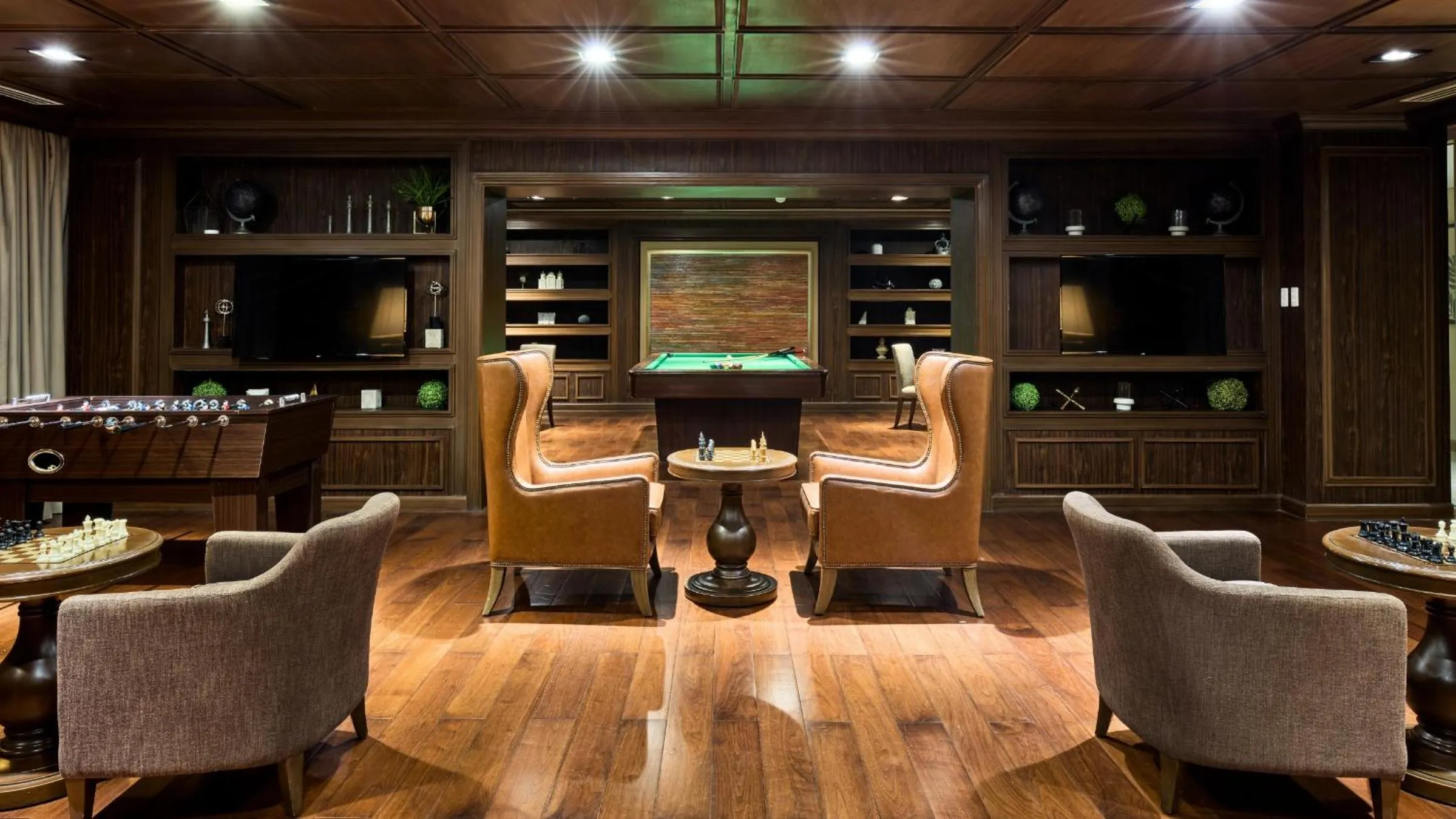 Communal lounge/ TV room in Twin Lakes Hotel near Tagaytay