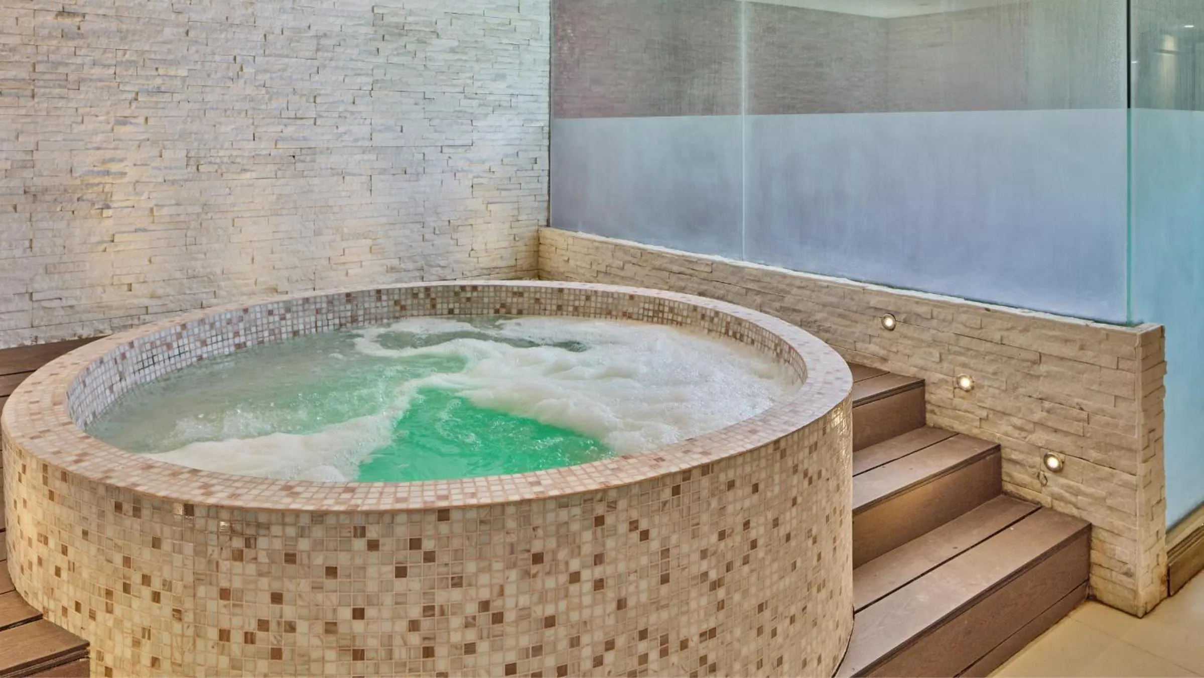 Hot Tub in Twin Lakes Hotel near Tagaytay