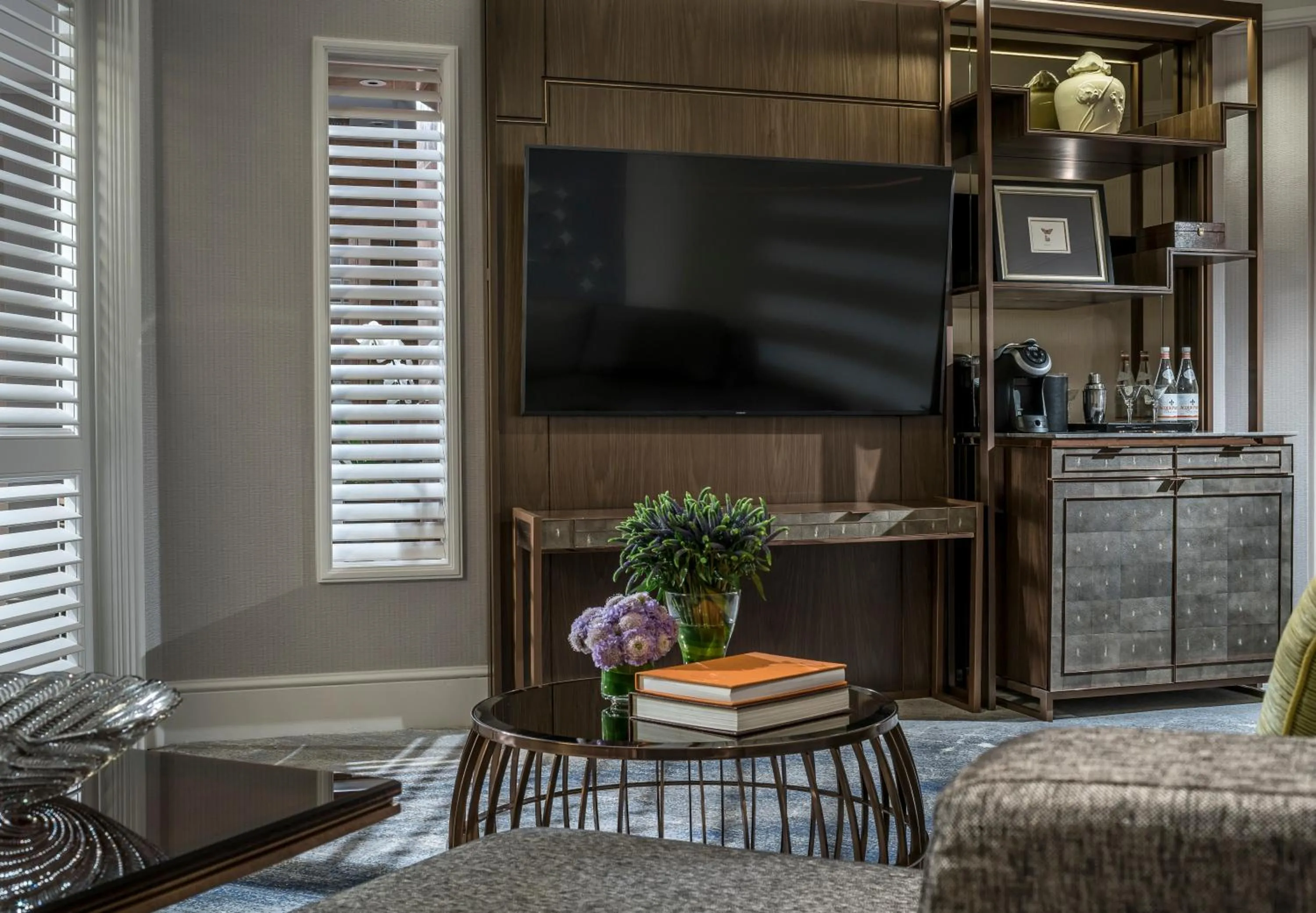 TV and multimedia in Four Seasons Hotel Singapore