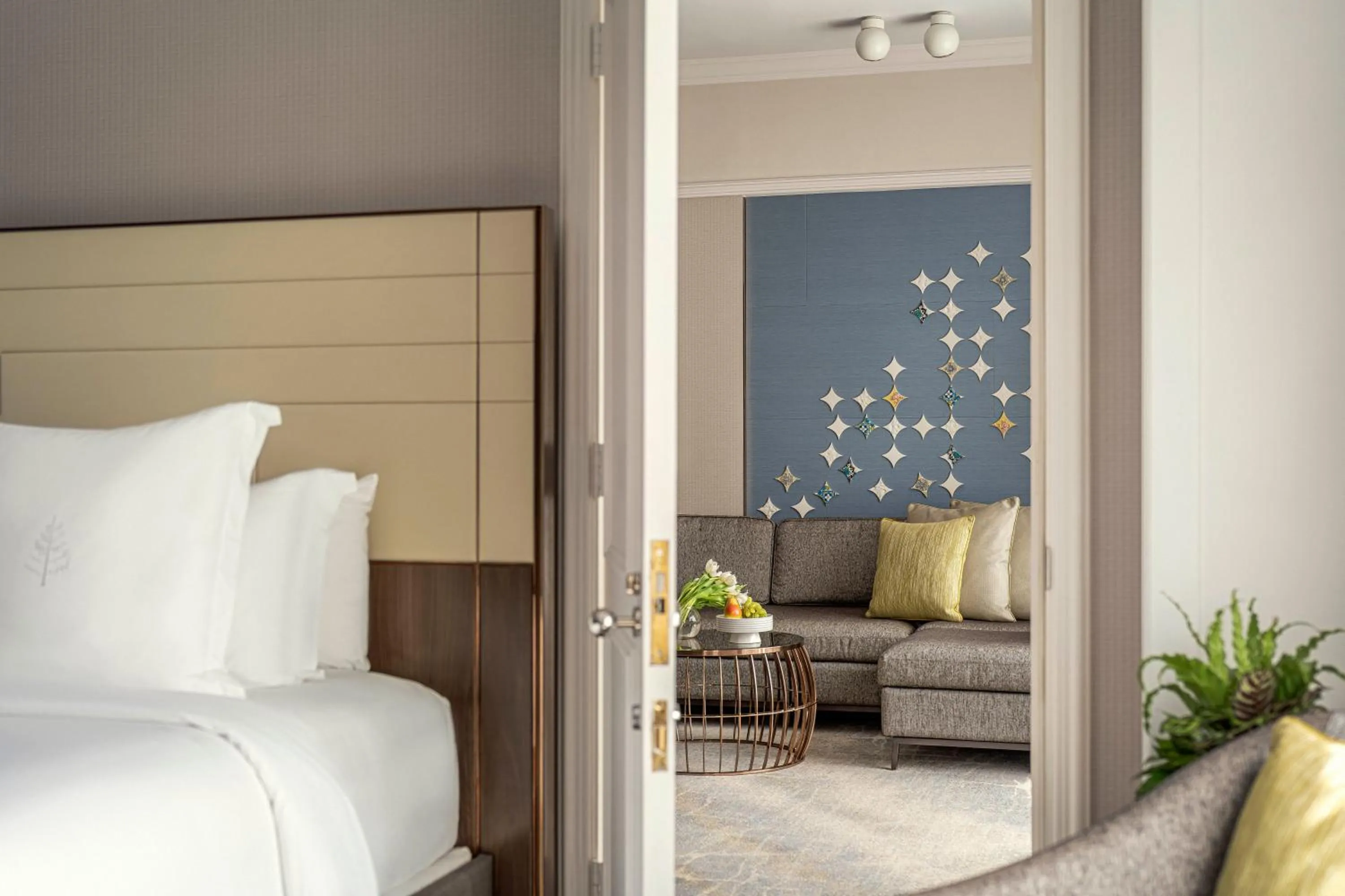 Bedroom, Bed in Four Seasons Hotel Singapore