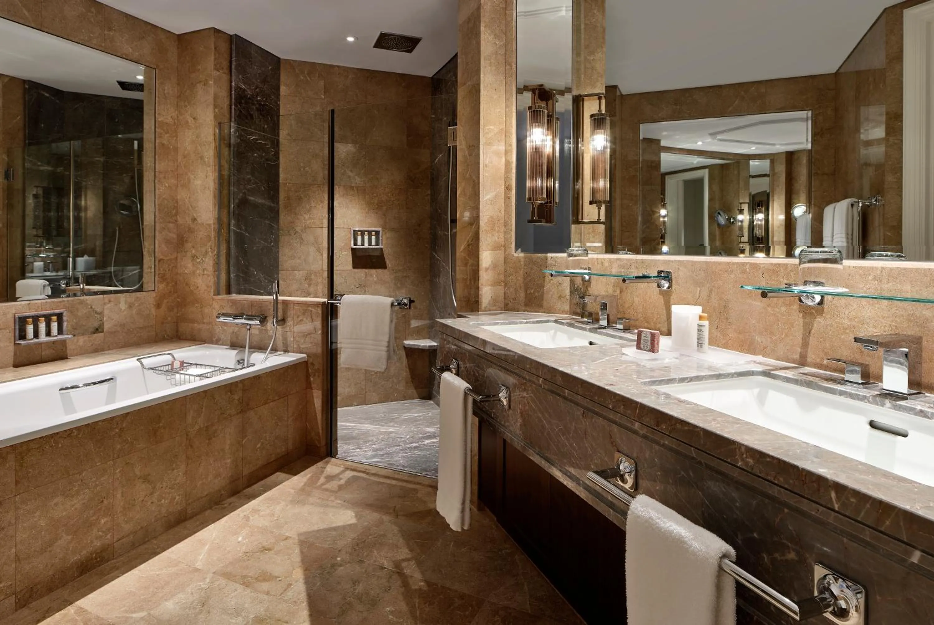 Bathroom in Four Seasons Hotel Singapore