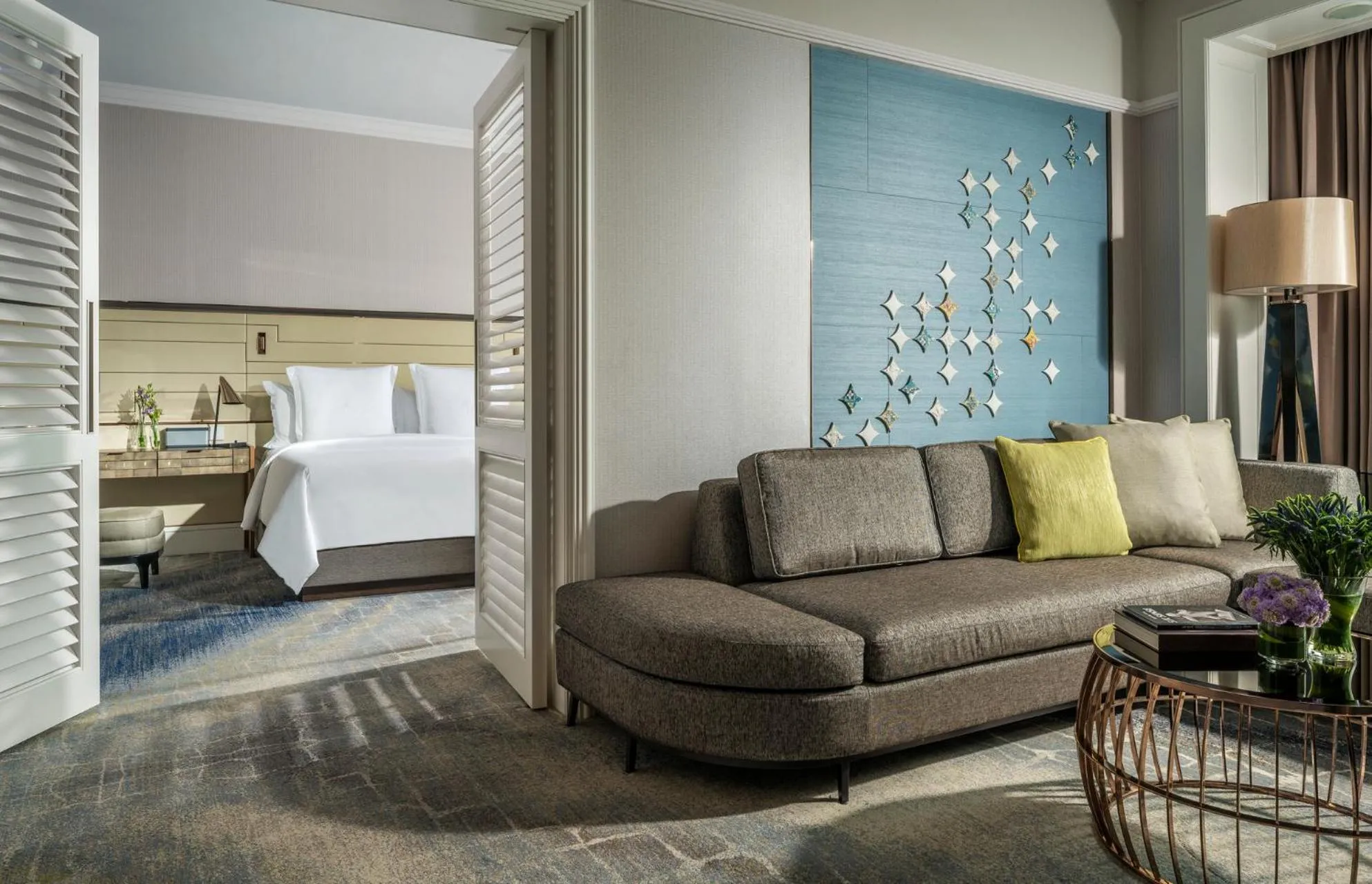 Living room in Four Seasons Hotel Singapore