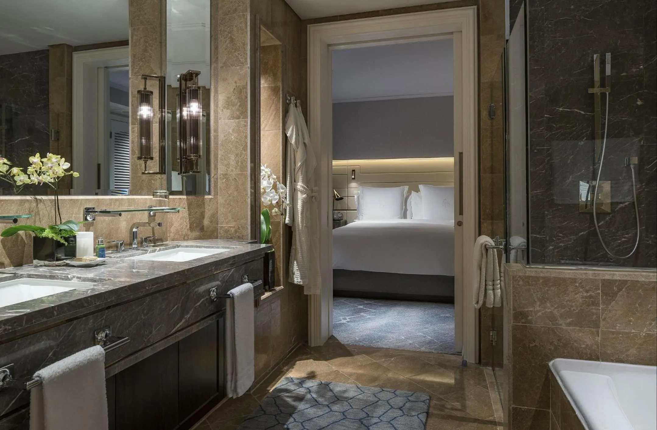 Shower, Bed in Four Seasons Hotel Singapore