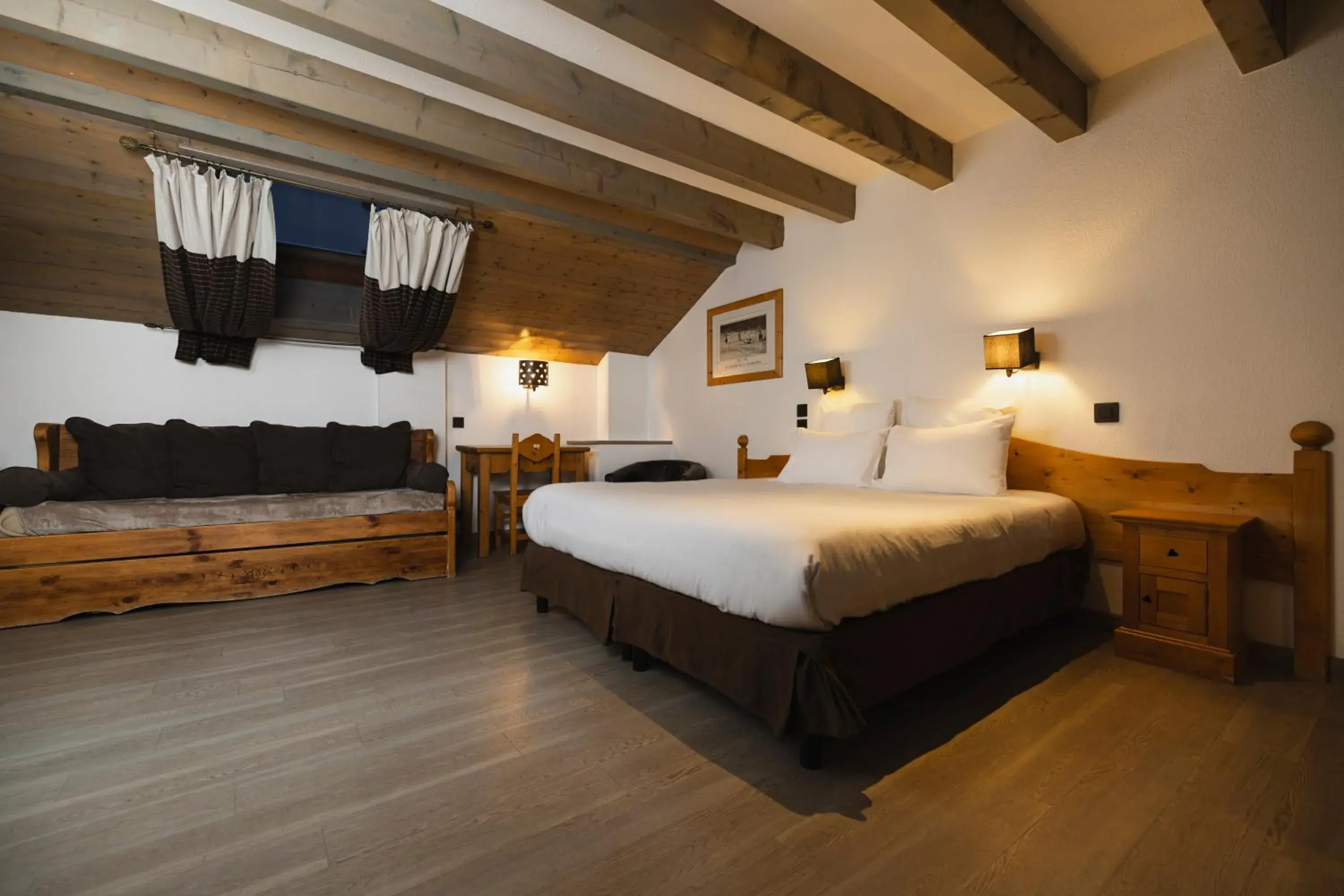 Family Double Room in Hôtel de L'Arve by HappyCulture Family Double Room in Hôtel de L'Arve by HappyCulture