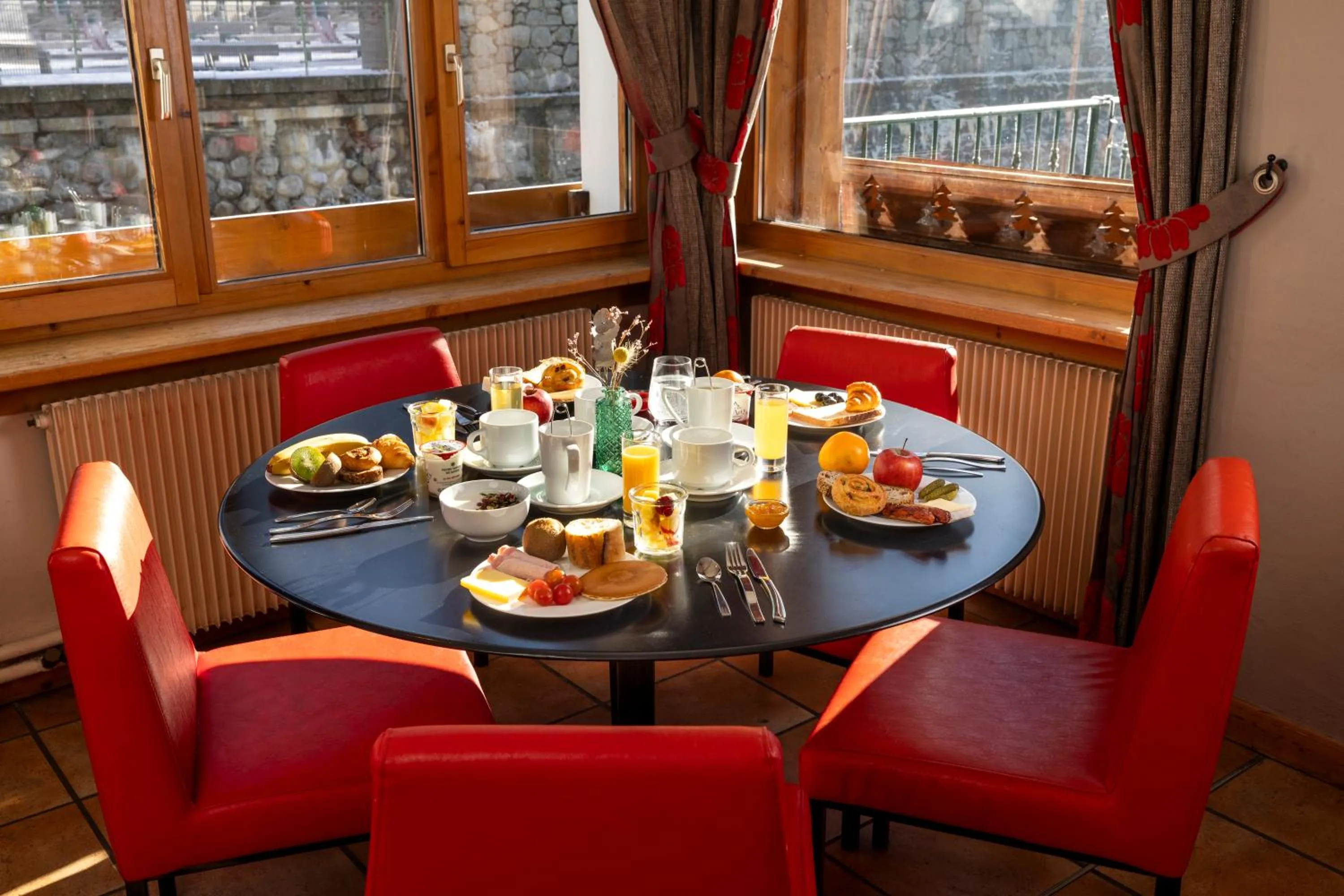 Food and drinks in Hôtel de L'Arve by HappyCulture