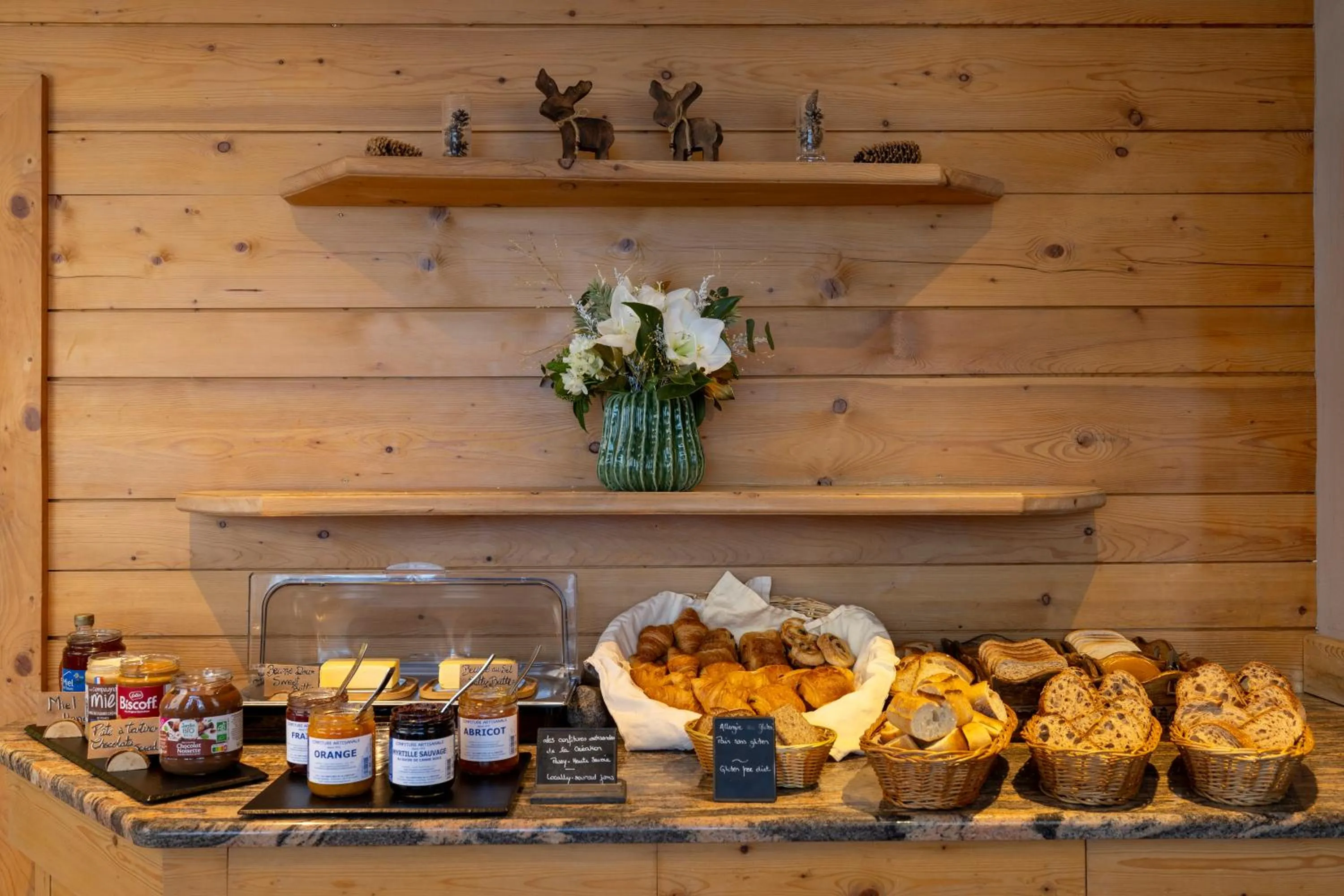 Food in Hôtel de L'Arve by HappyCulture