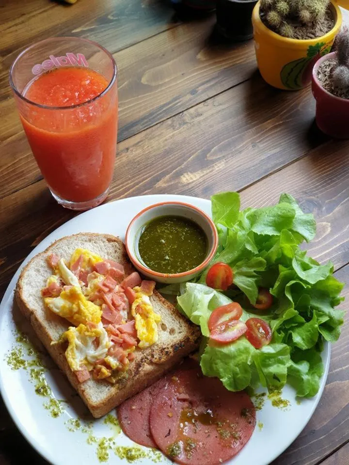 Breakfast in Past Tense Hostel