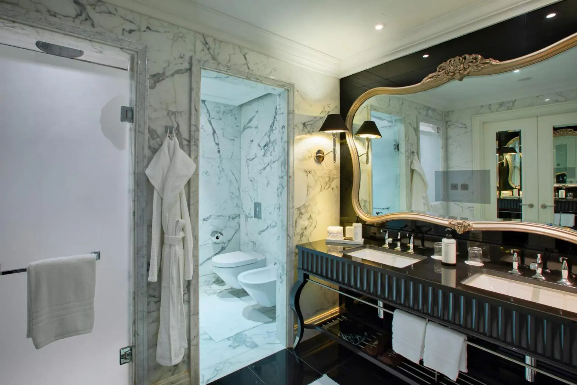 Deluxe King Room with Sea View in Four Seasons Hotel Baku Deluxe King Room with Sea View in Four Seasons Hotel Baku