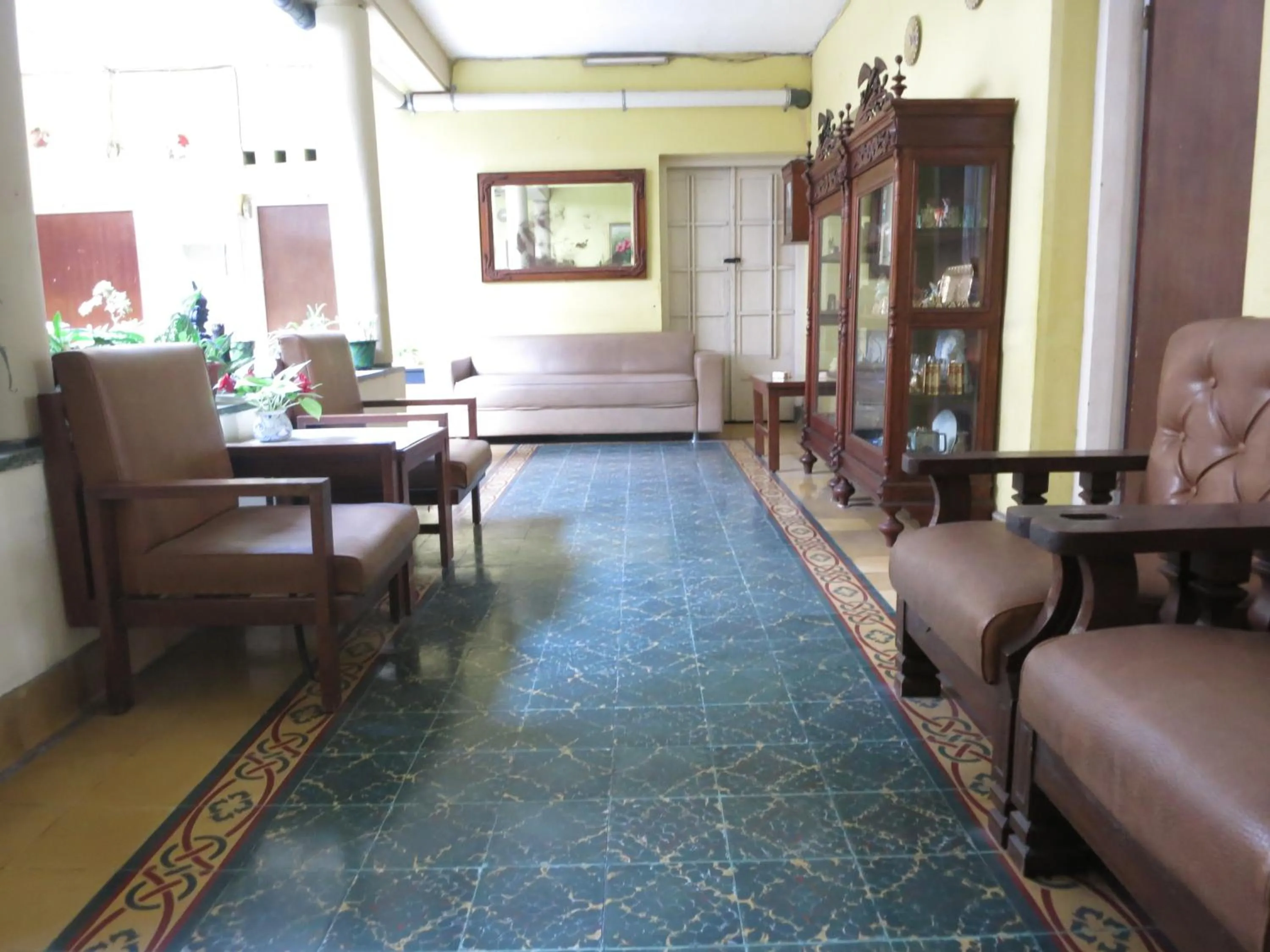 Seating area in Prayogo Lama Family GH Prawirotaman