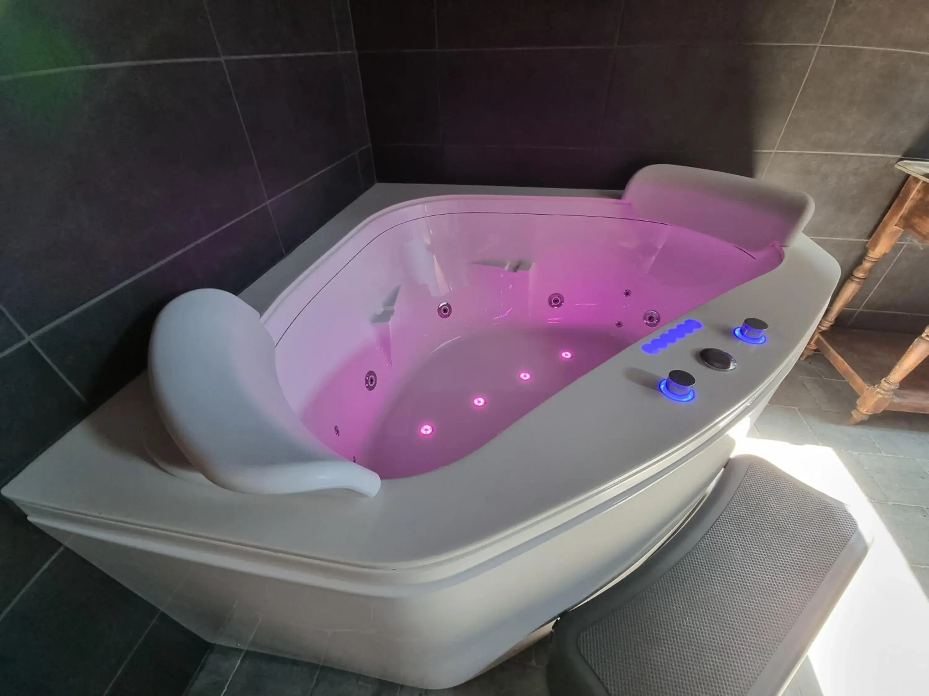 Deluxe Suite with Spa Bath in Een vleugje wellness in de Voerstreek - Bed & Brocante Onder de Poort Deluxe Suite with Spa Bath in Een vleugje wellness in de Voerstreek - Bed & Brocante Onder de Poort