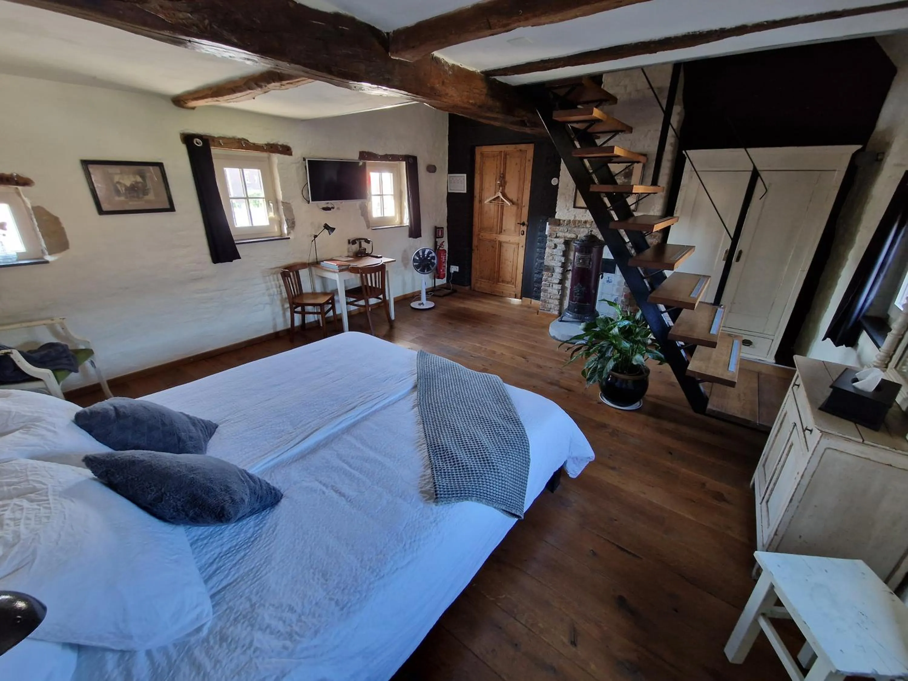 Bed in Een vleugje wellness in de Voerstreek - Bed & Brocante Onder de Poort