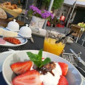 Breakfast in Een vleugje wellness in de Voerstreek - Bed & Brocante Onder de Poort