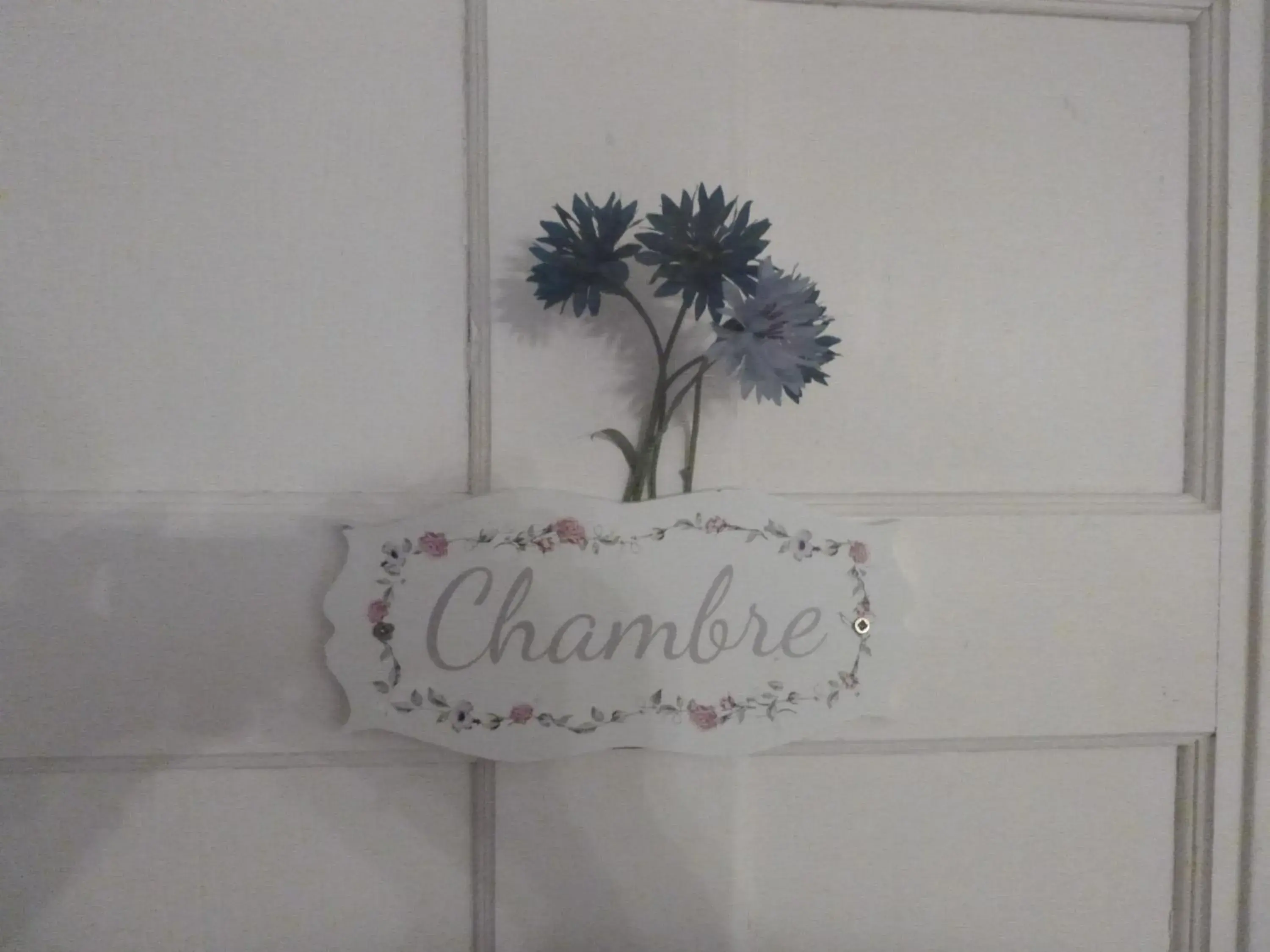 Quadruple Room with Shower in La Maison Des Fleurs Quadruple Room with Shower in La Maison Des Fleurs