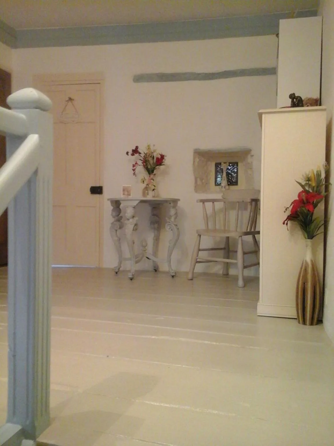 Library in La Maison Des Fleurs