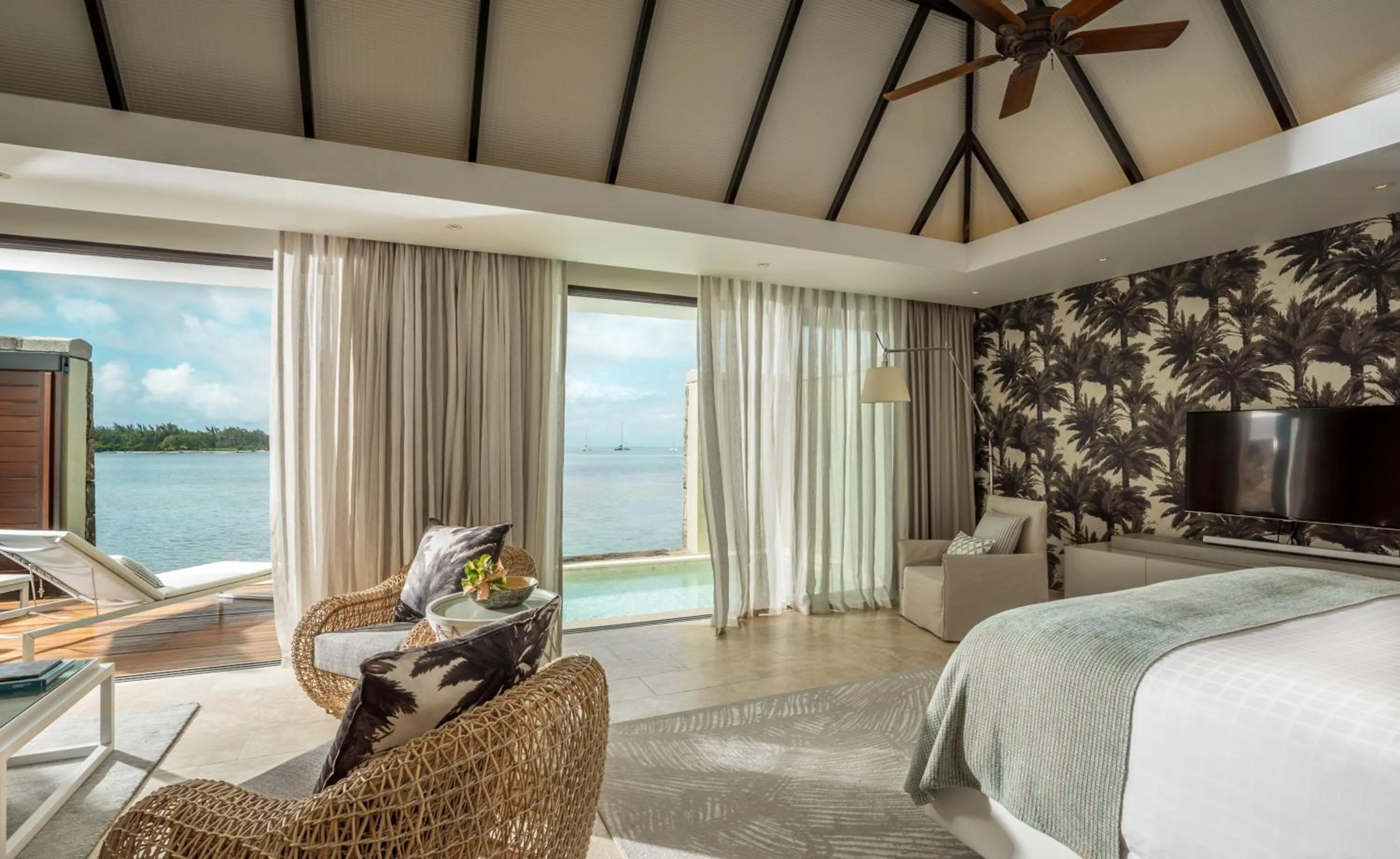 Bedroom, Bed in Four Seasons Resort Mauritius at Anahita
