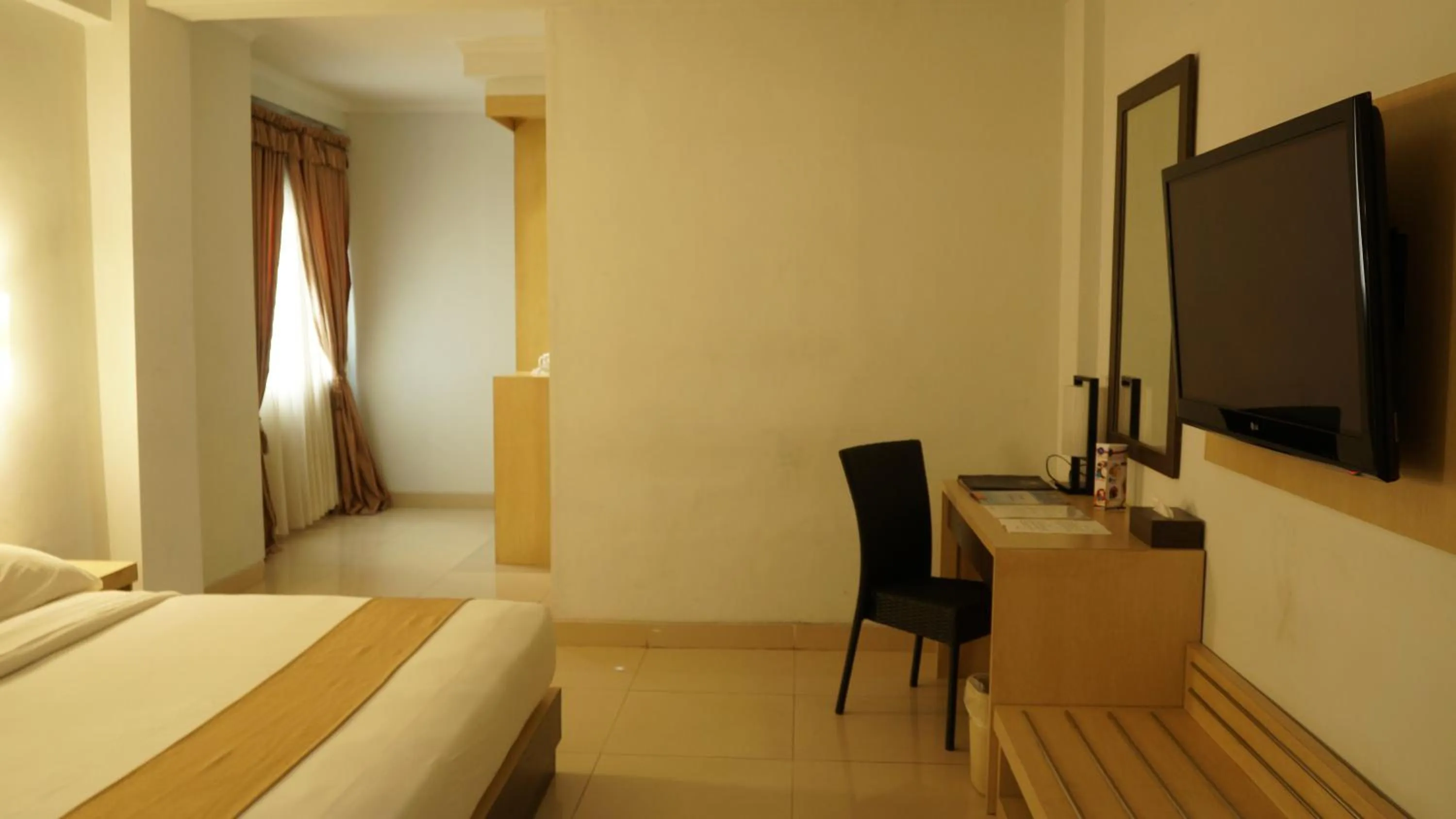Bed, TV/Entertainment Center in Comforta Dumai