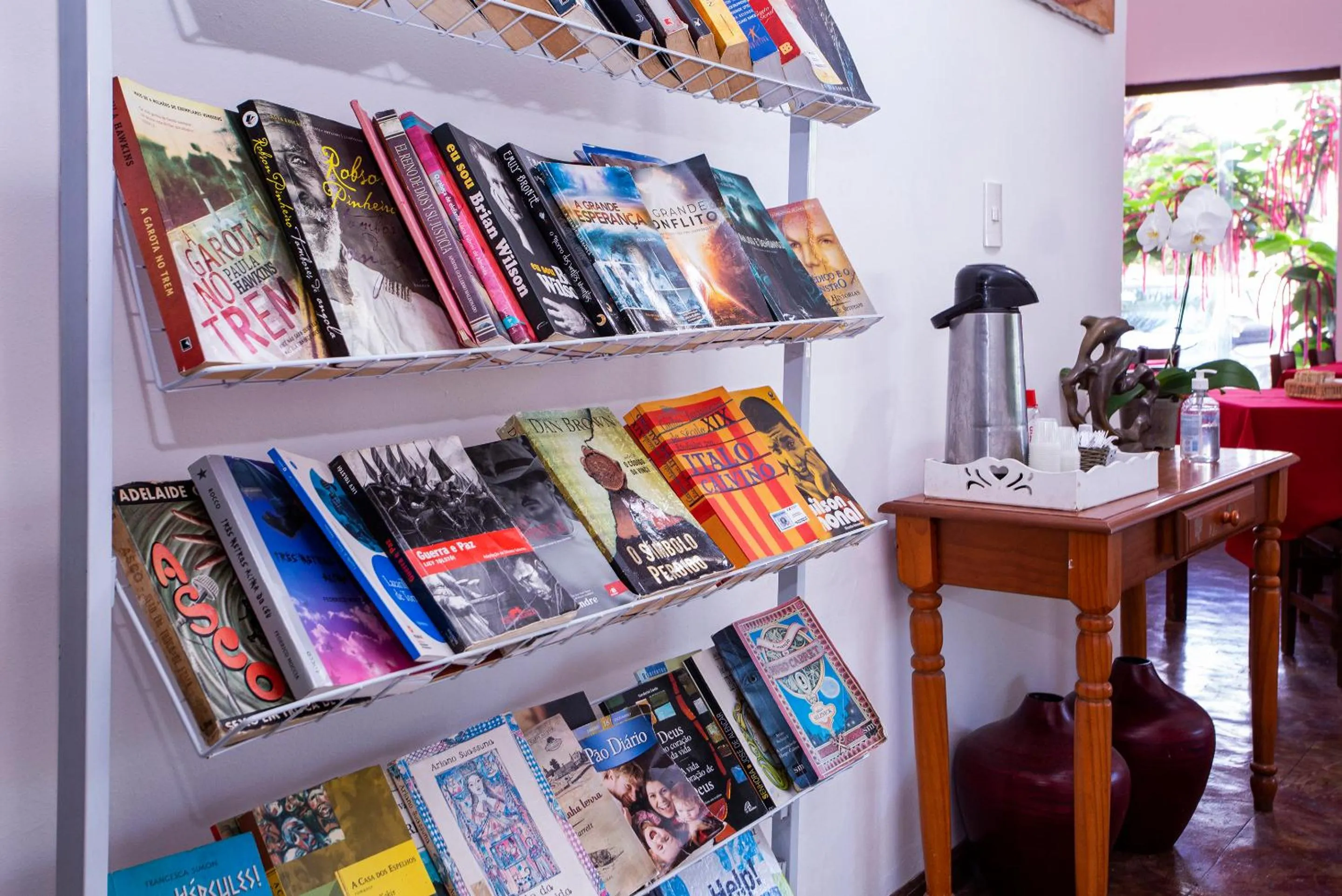 Library in Pousada Castelinho