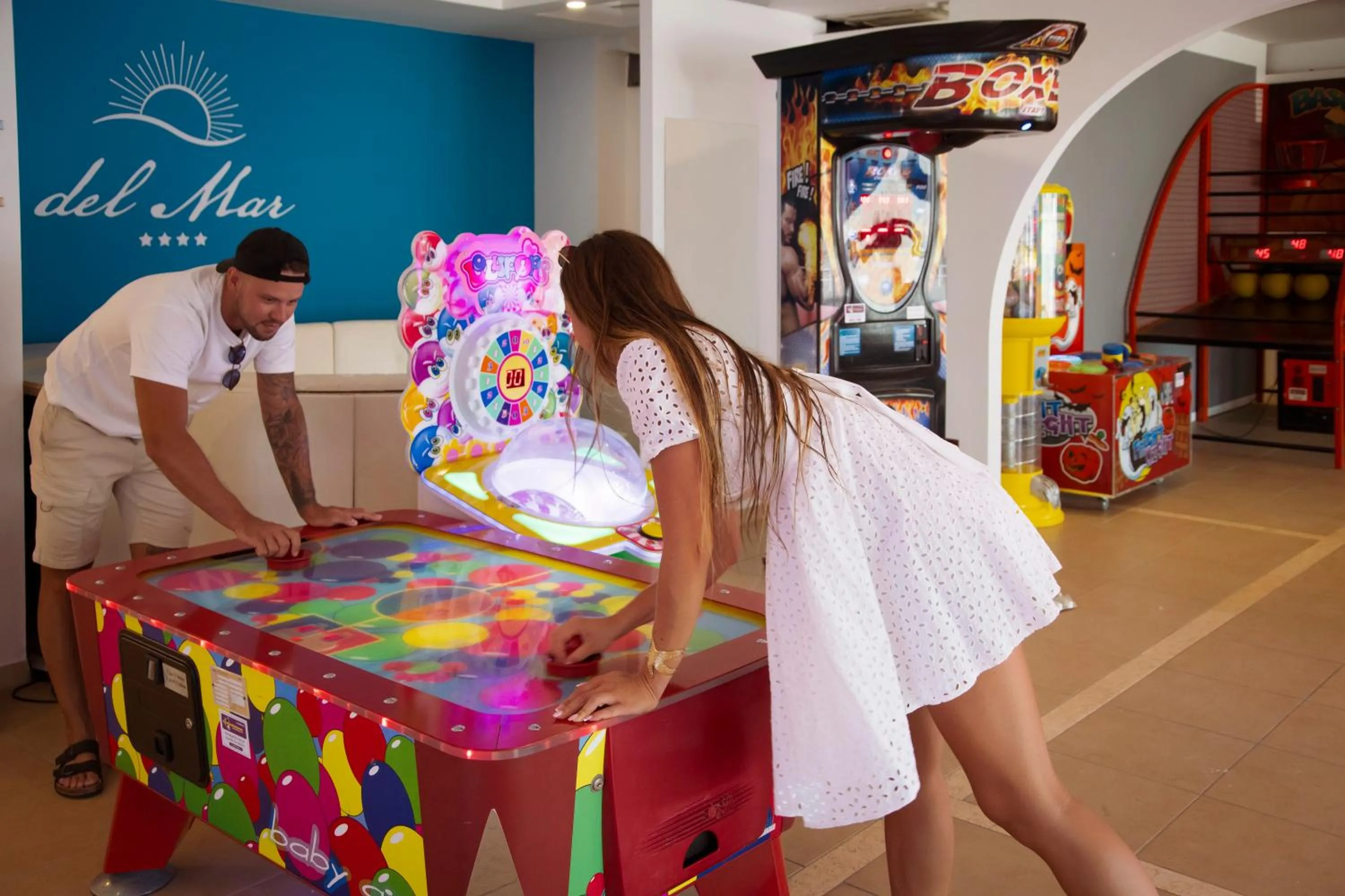 People in Residence Superior Del Mar