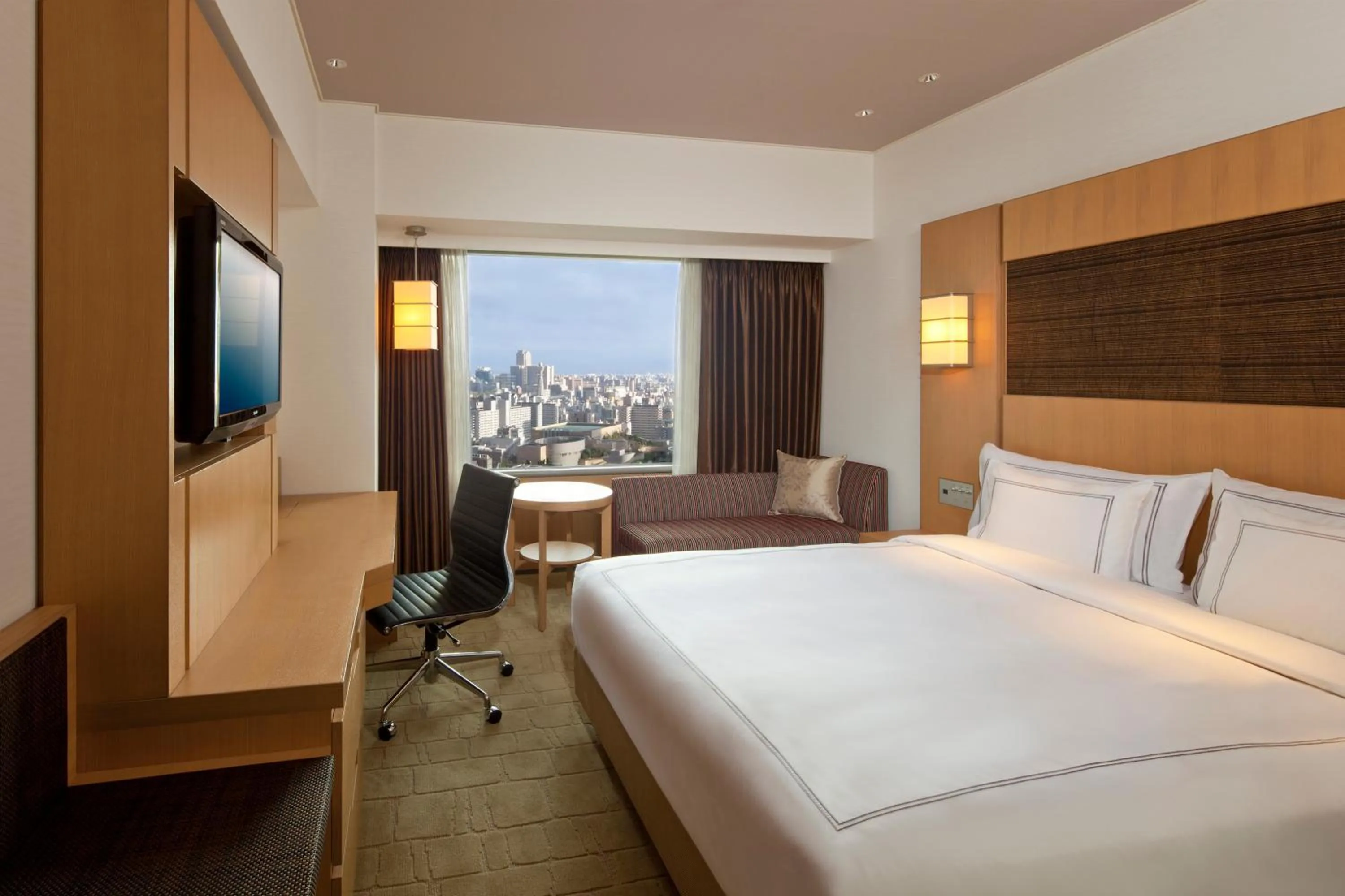 Photo of the whole room, Bed in Swissotel Nankai Osaka