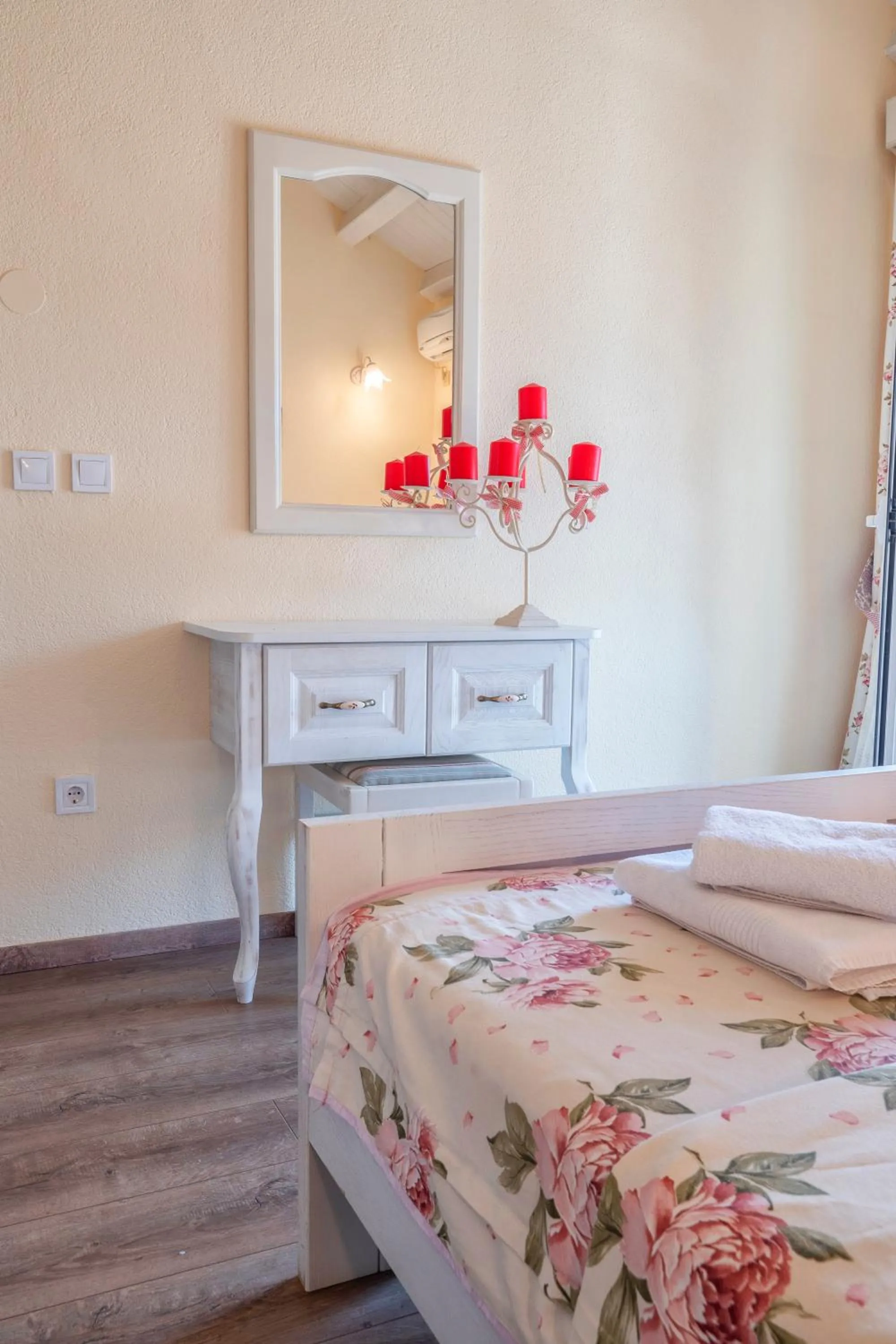 Decorative detail, Bed in Marinero Apartments