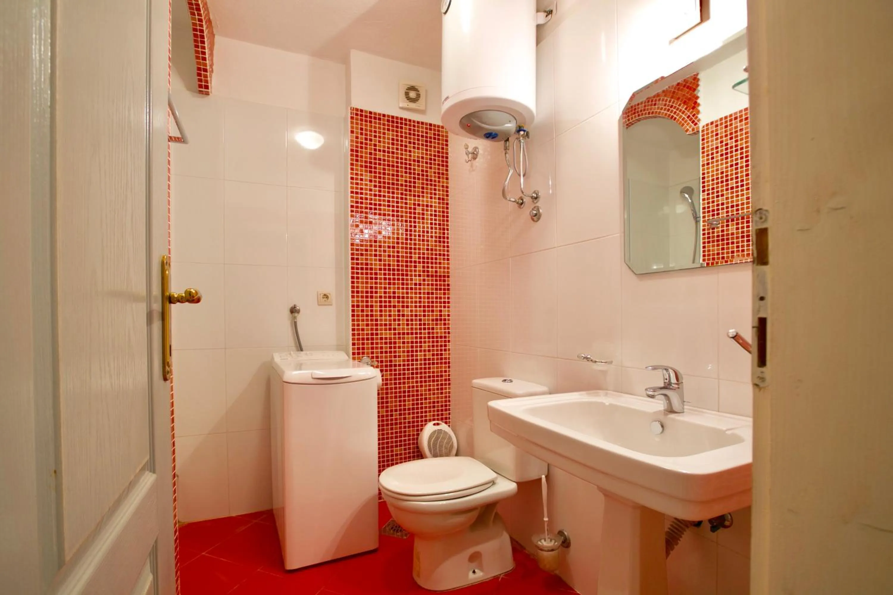 Shower in Marinero Apartments