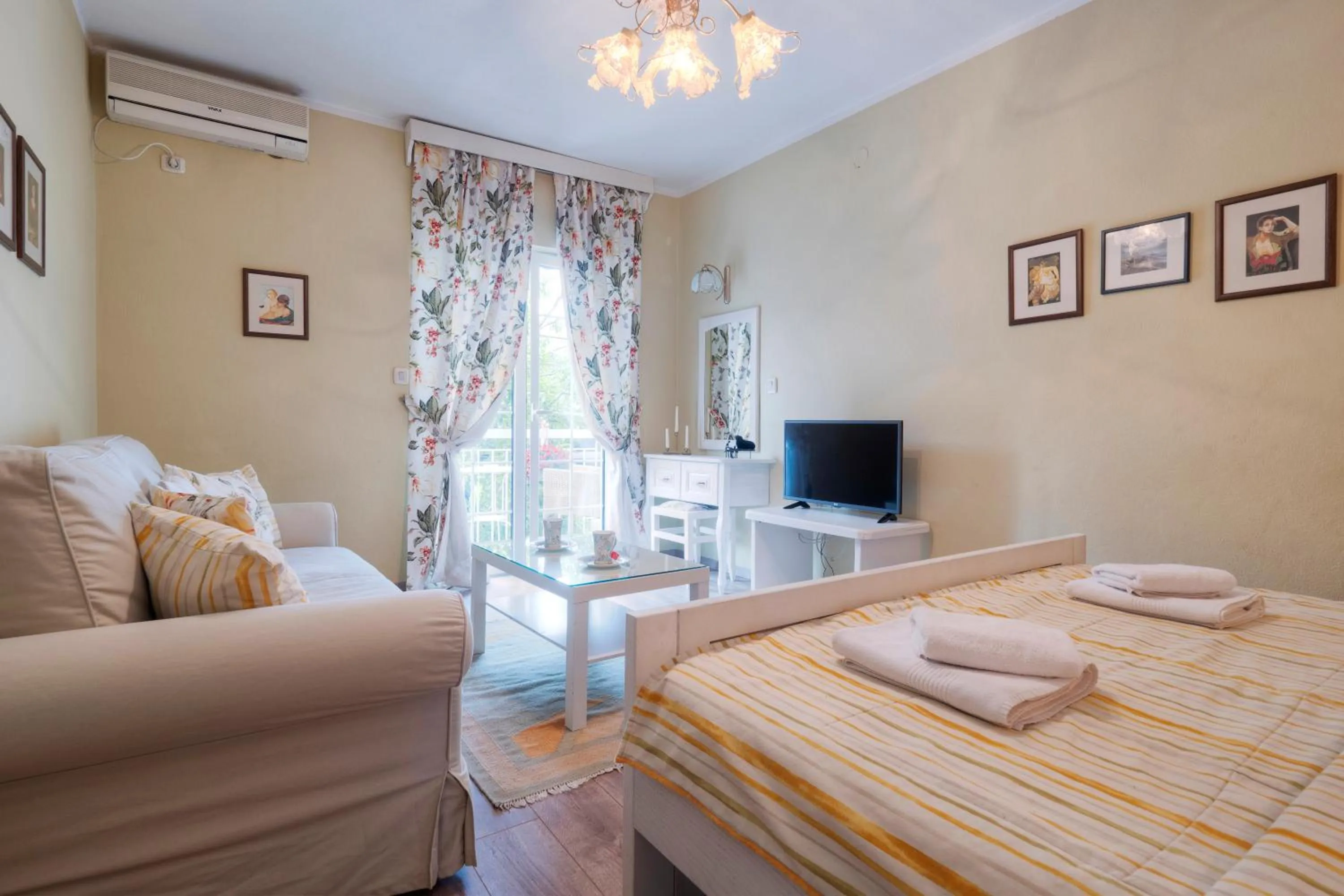 TV and multimedia, Bed in Marinero Apartments