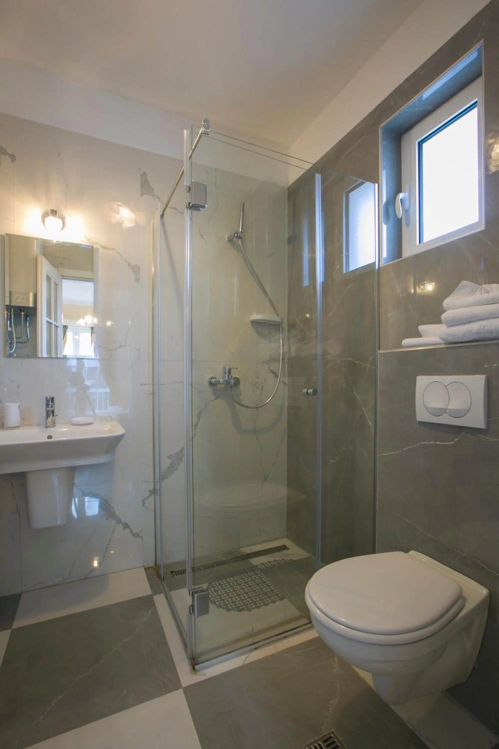 Shower in Marinero Apartments