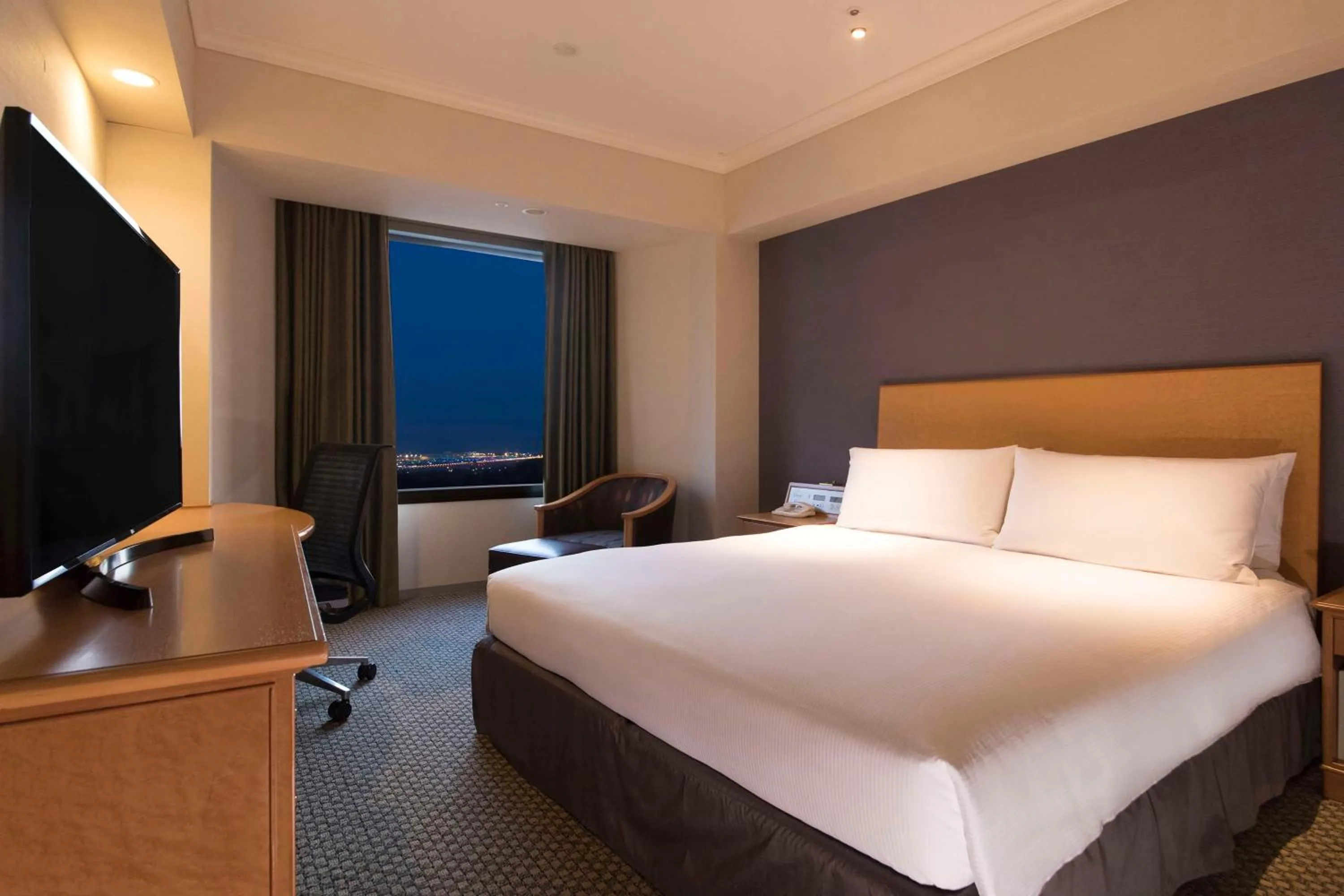 Bedroom, Bed in Hilton Tokyo Narita Airport