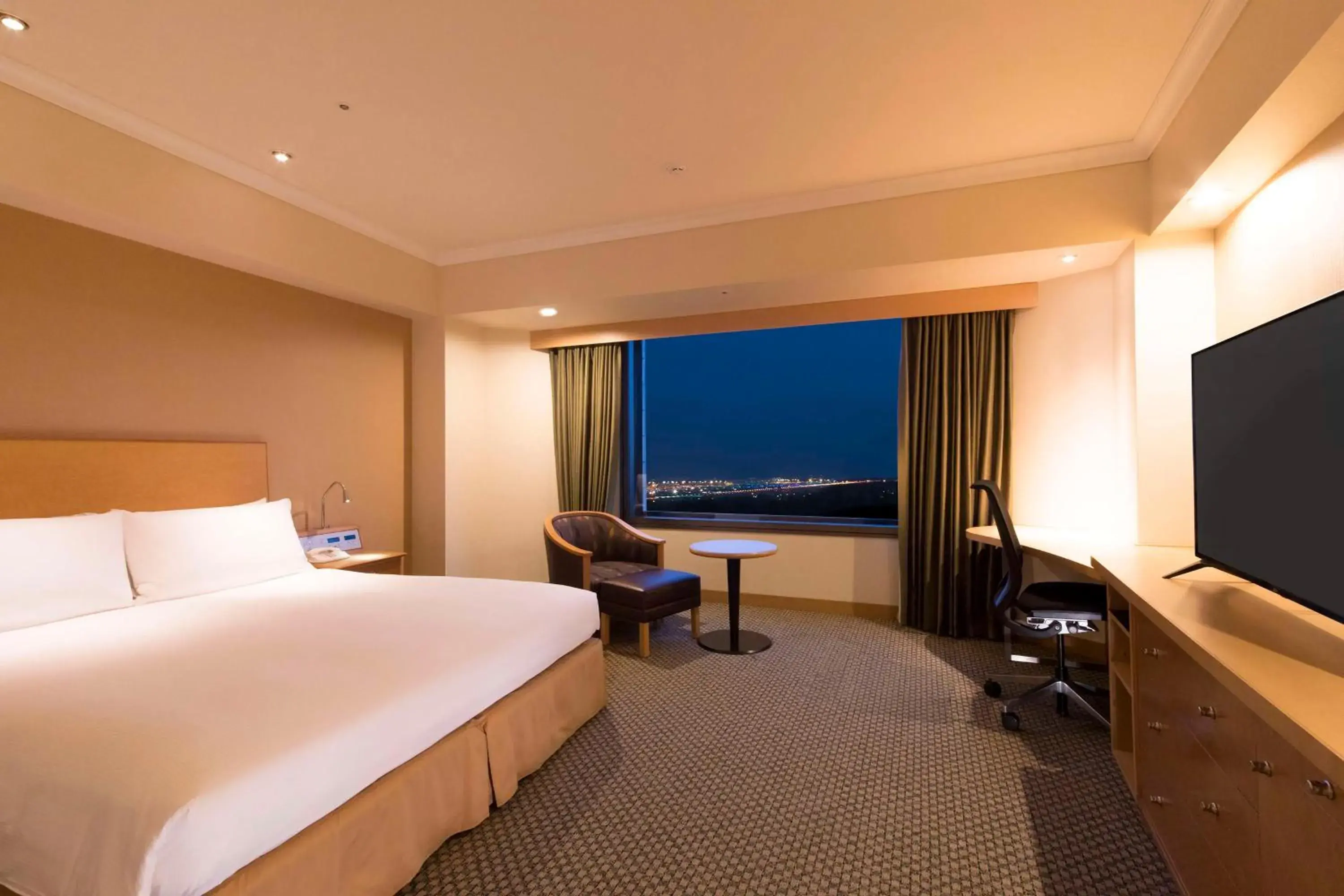 Deluxe Queen Room with Airport View - High Floor in Hilton Tokyo Narita Airport Deluxe Queen Room with Airport View - High Floor in Hilton Tokyo Narita Airport