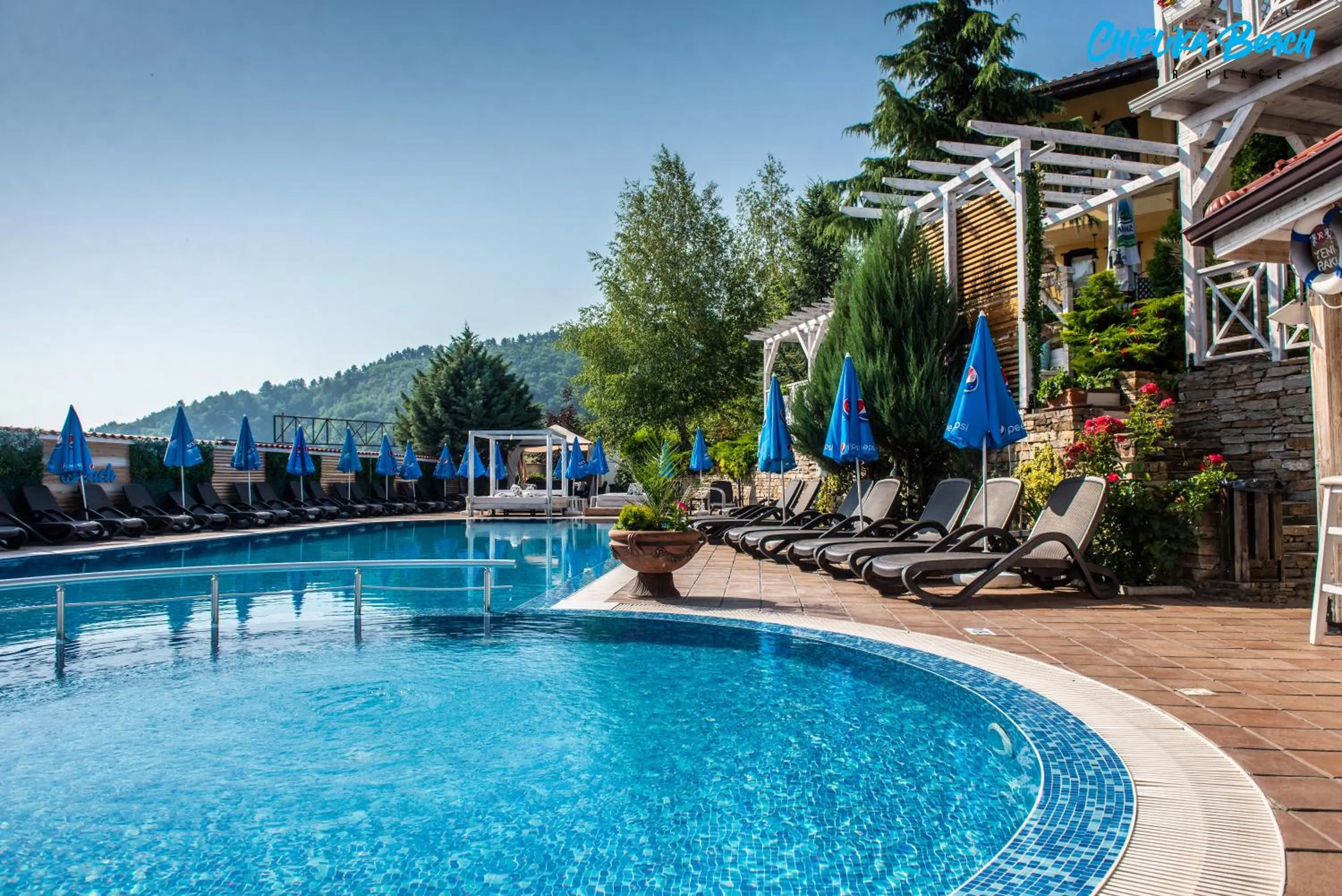 Swimming pool in Chiflika Family Hotel