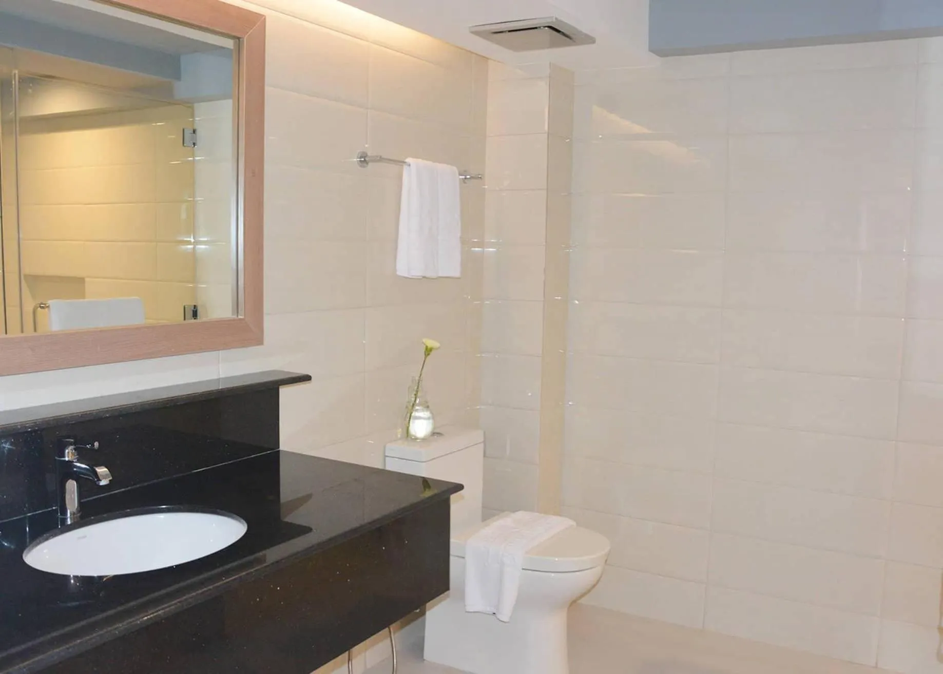 Bathroom in Commander Suites de Boracay
