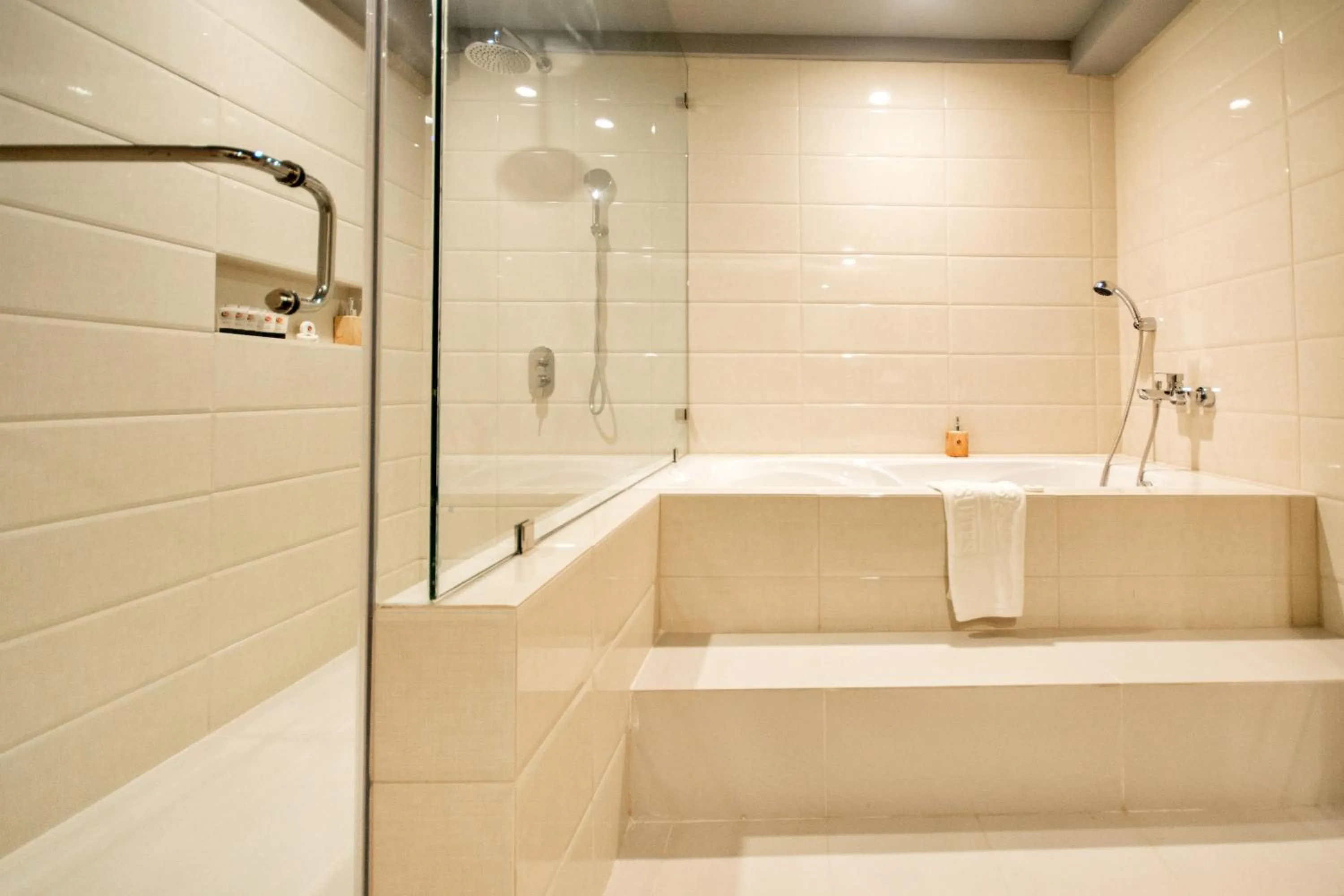 Bathroom in Commander Suites de Boracay