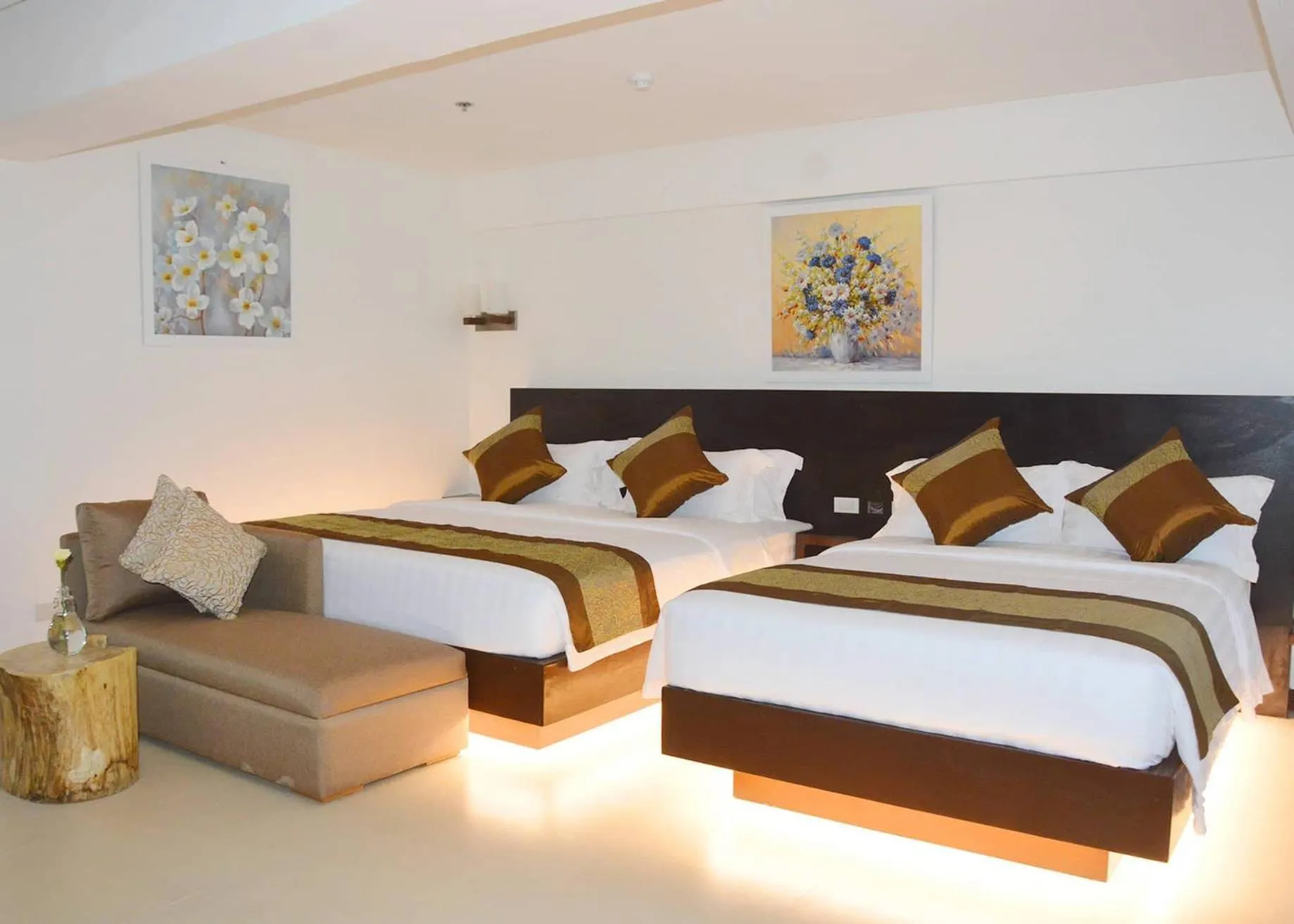 Photo of the whole room, Bed in Commander Suites de Boracay
