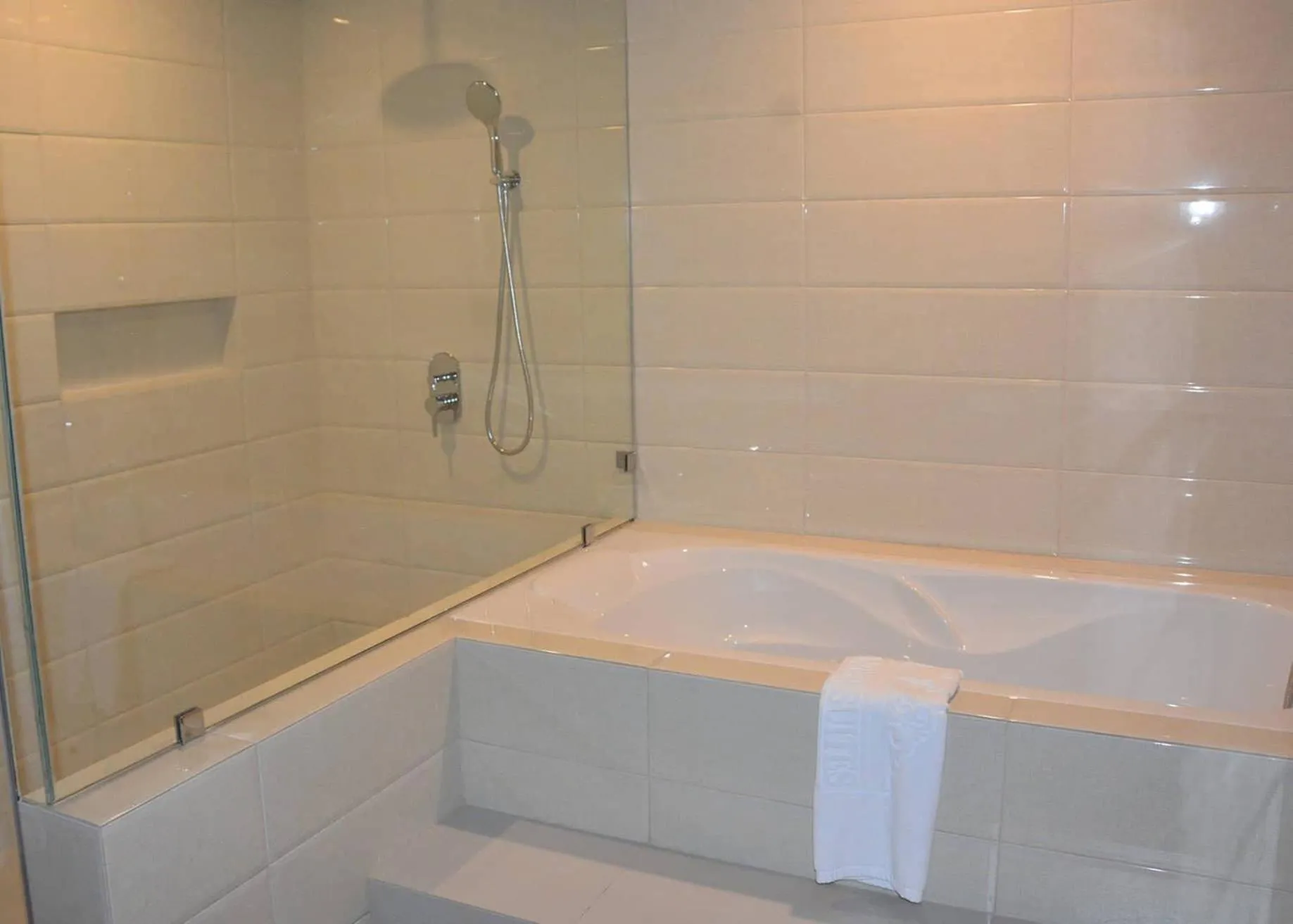 Bathroom in Commander Suites de Boracay