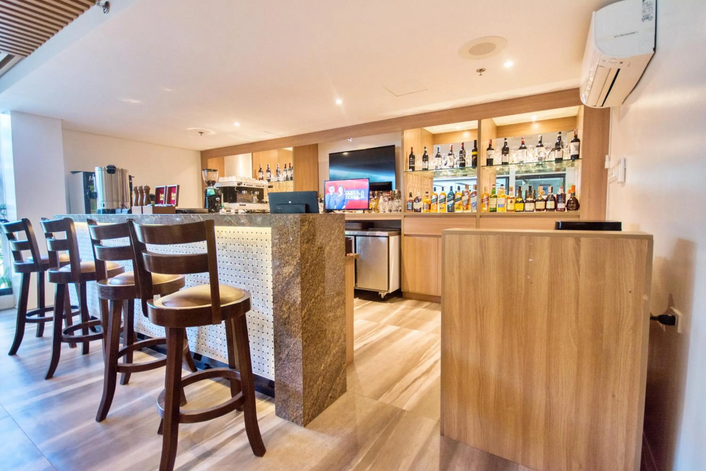 Restaurant/places to eat in Commander Suites de Boracay