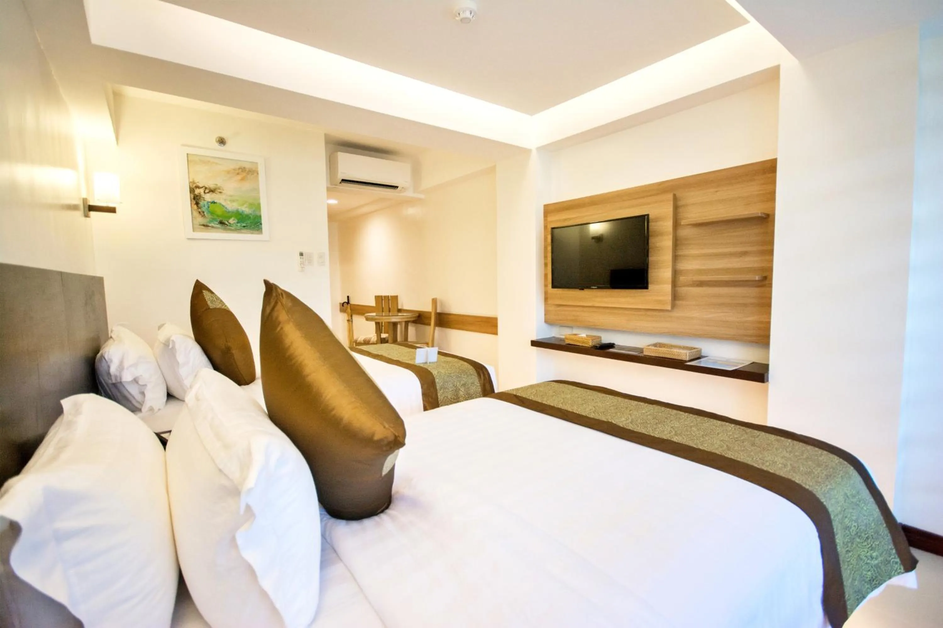 Bed in Commander Suites de Boracay