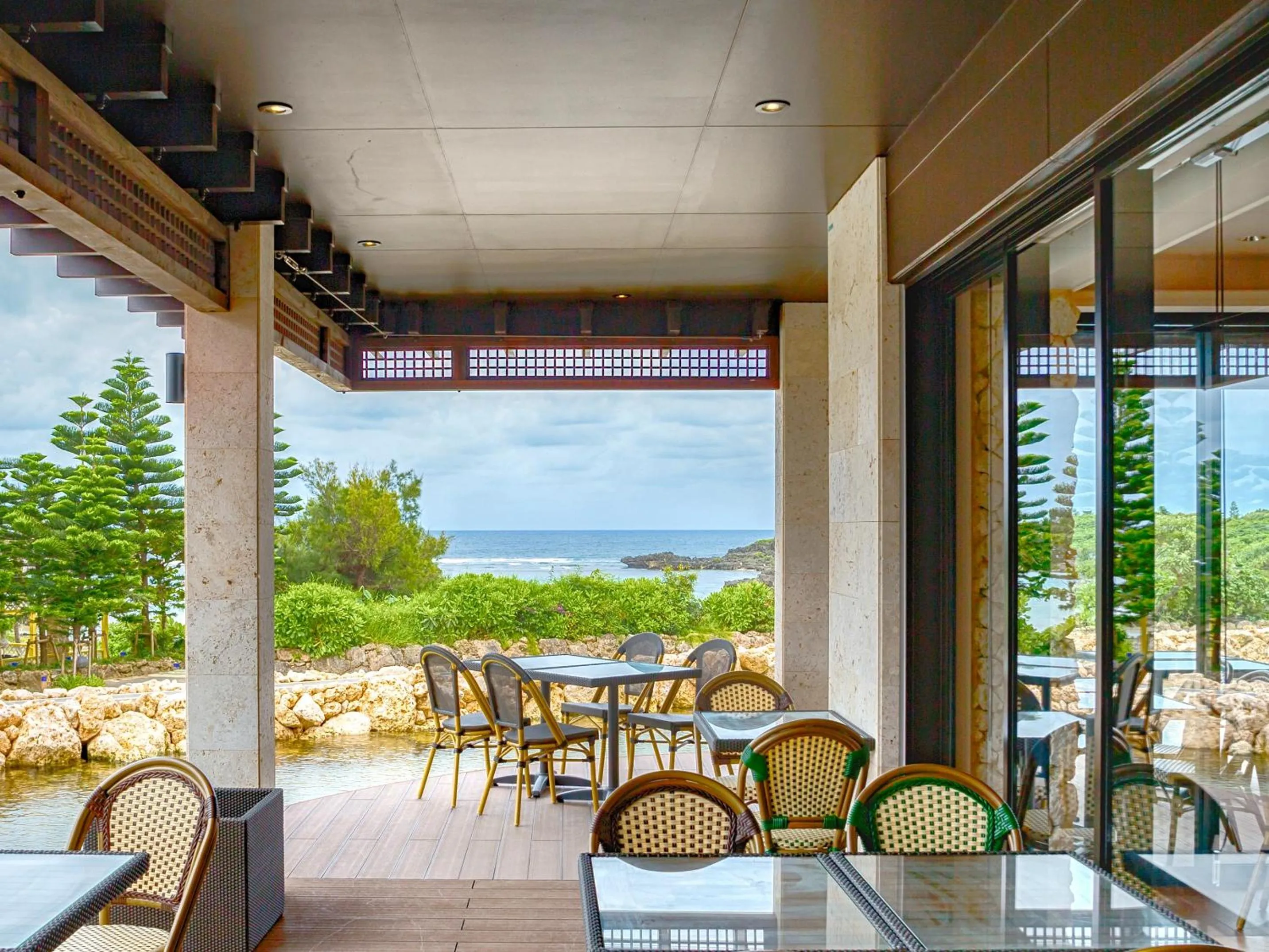 Restaurant/places to eat in Hotel Shigira Mirage