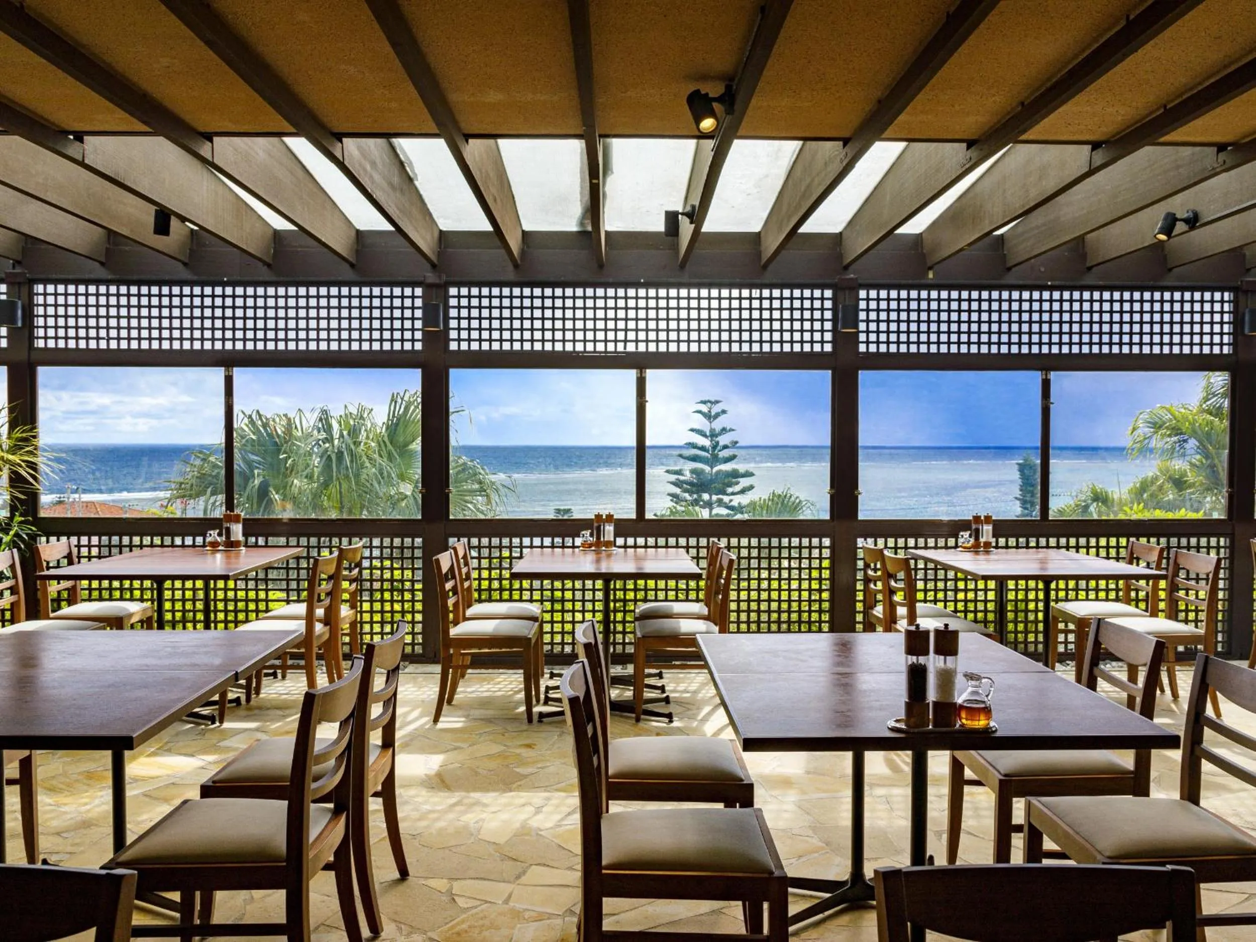 Restaurant/places to eat in Hotel Shigira Mirage