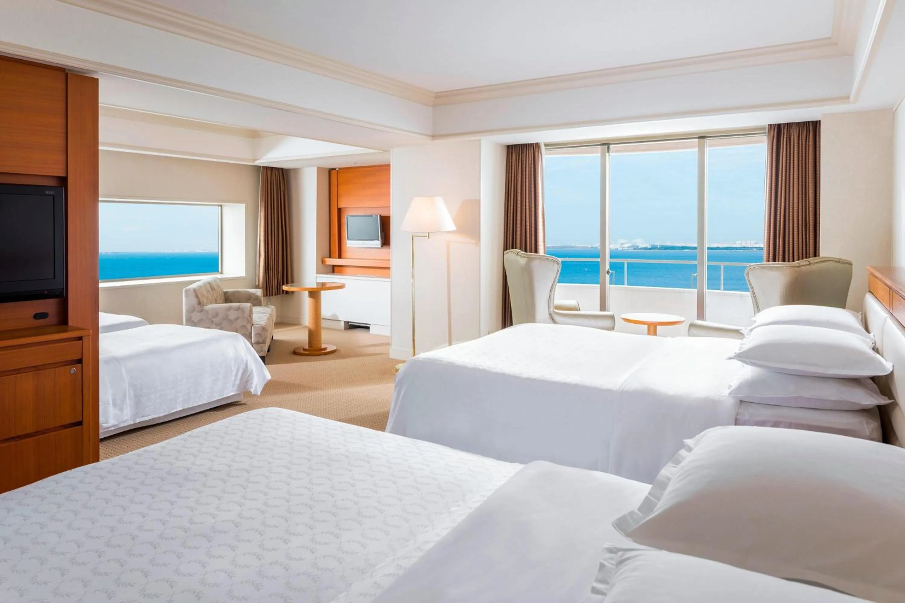 Photo of the whole room, Bed in Sheraton Grande Tokyo Bay Hotel