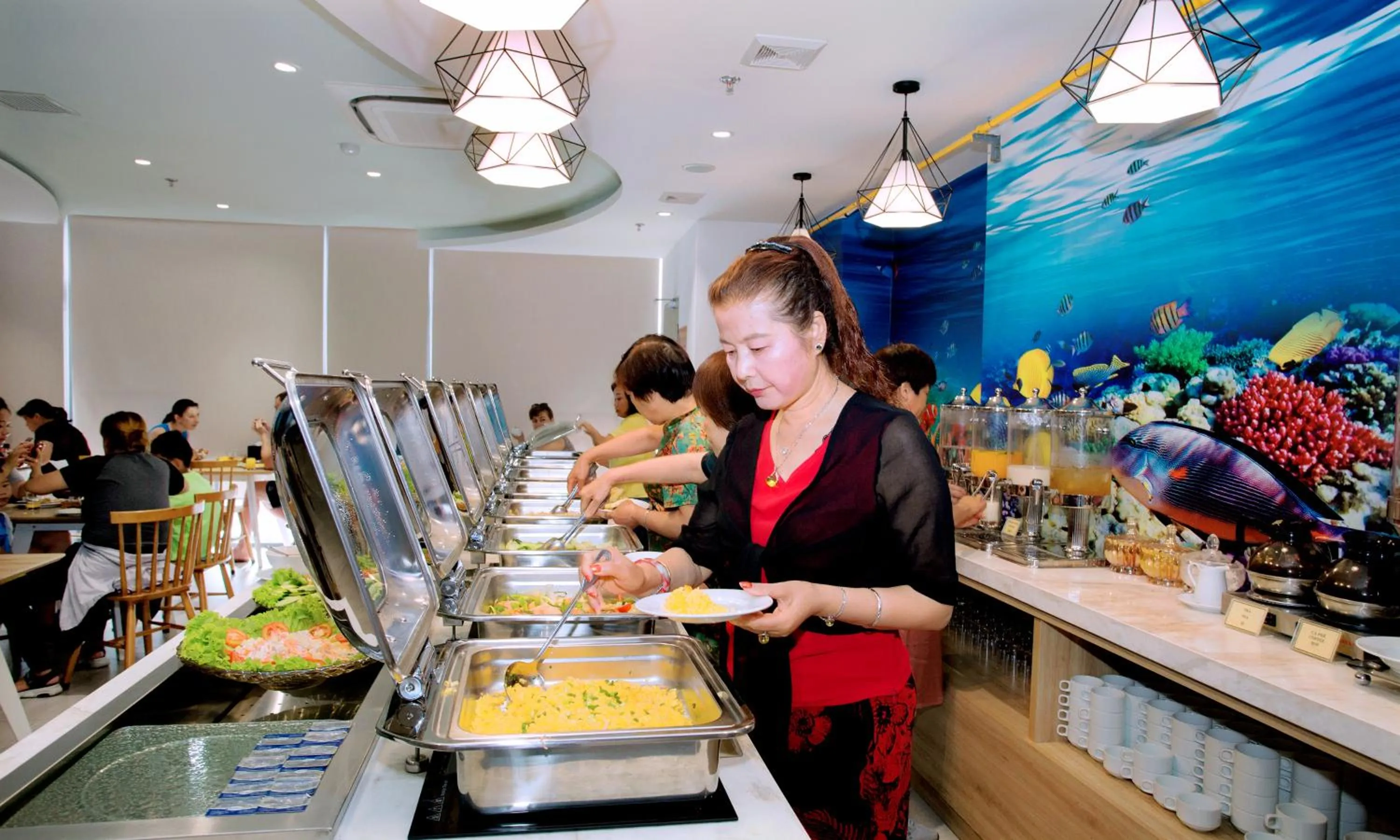 Restaurant/places to eat in Royal HPM Hotel