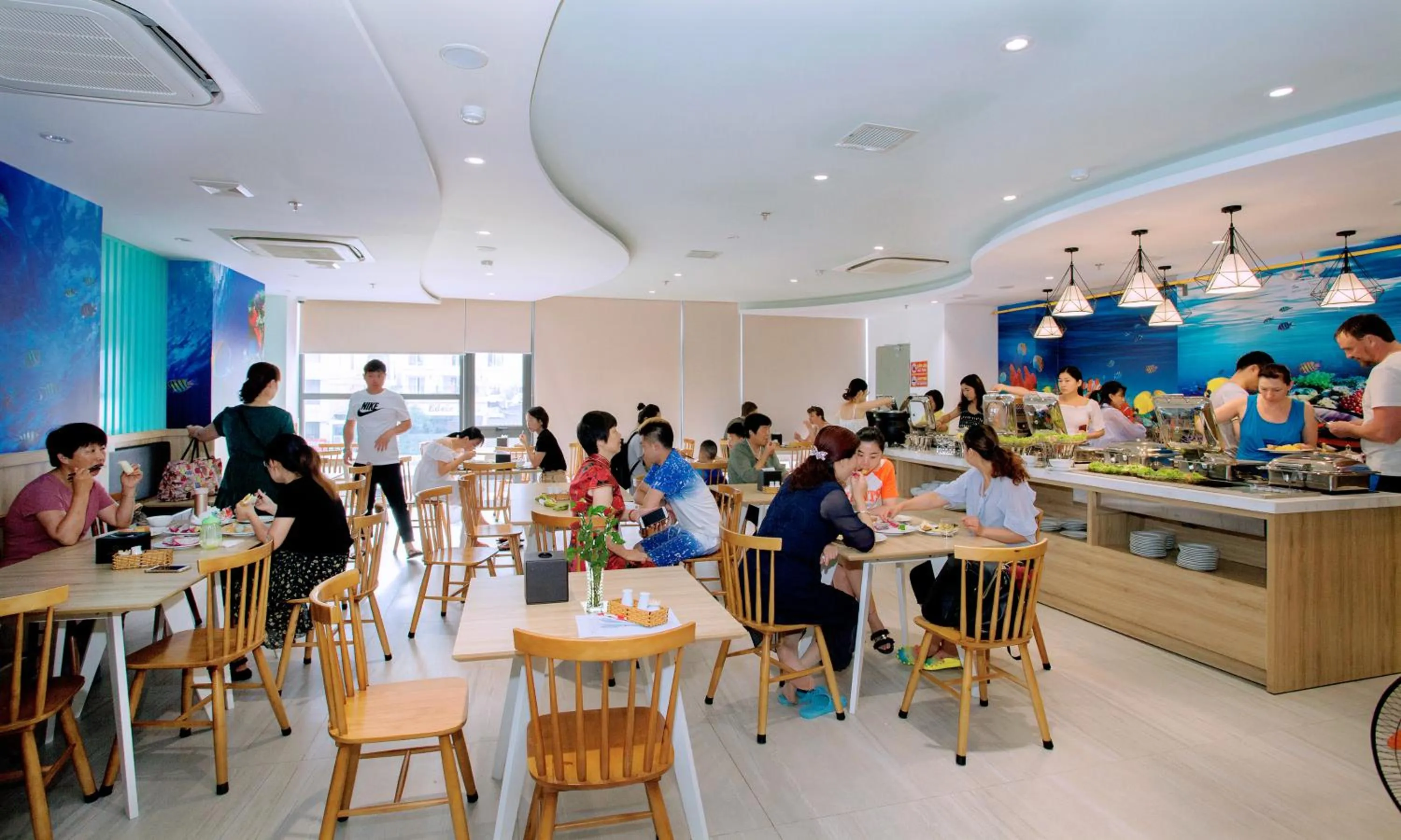 Restaurant/places to eat in Royal HPM Hotel