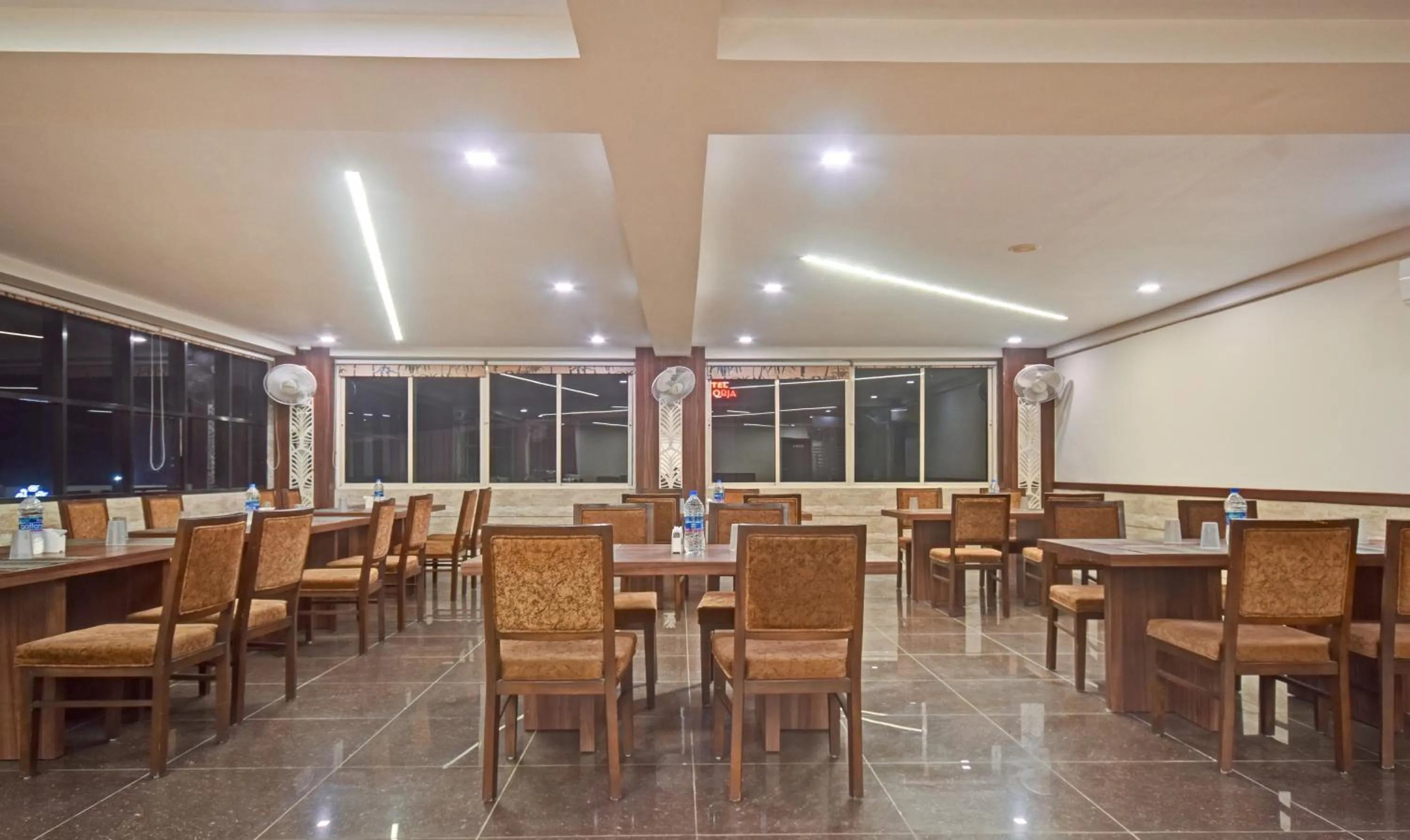 Restaurant/places to eat in Hotel Luxura, Ahmedabad