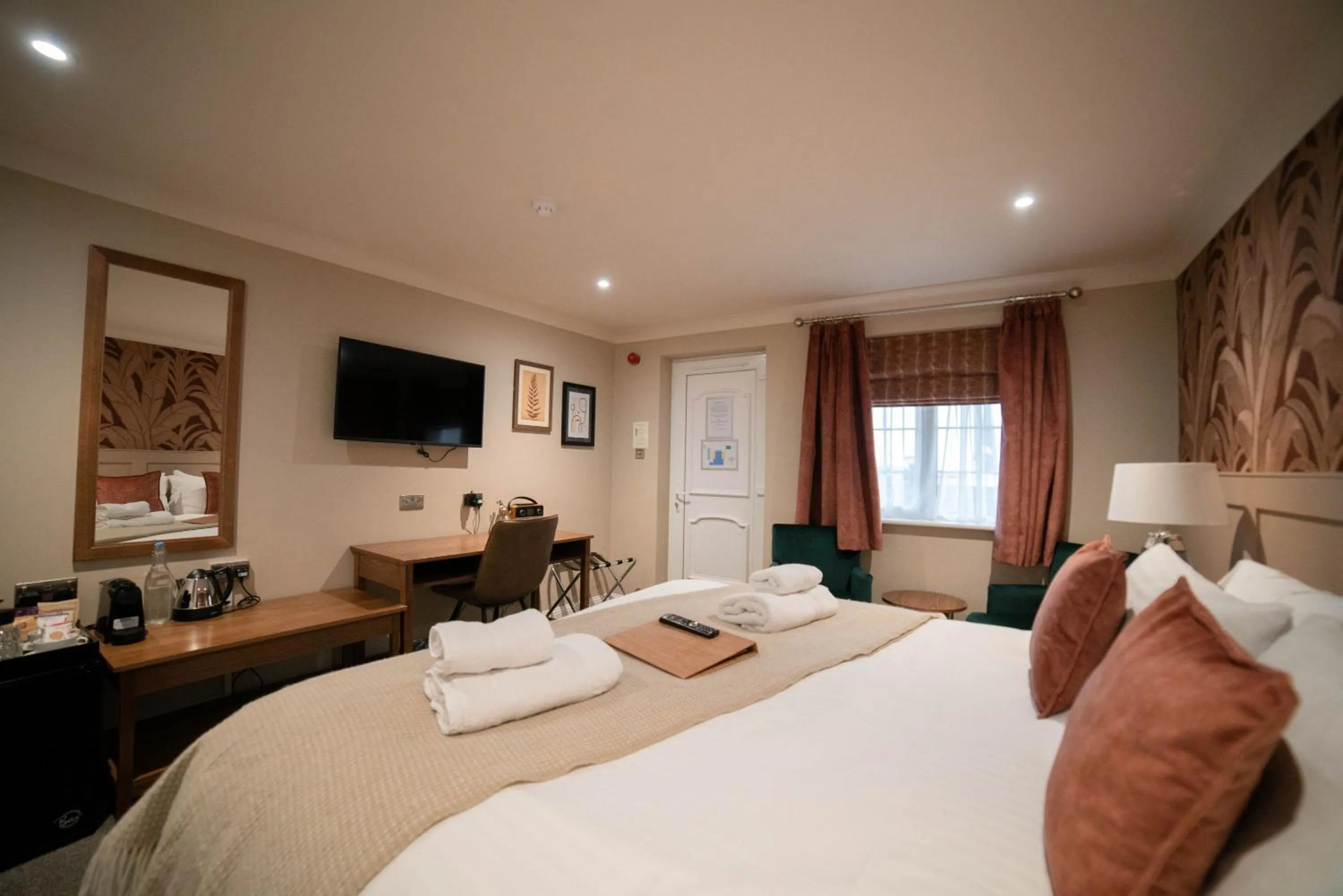 Bedroom, Bed in Harper's Steakhouse with Rooms, Southampton Swanwick Marina