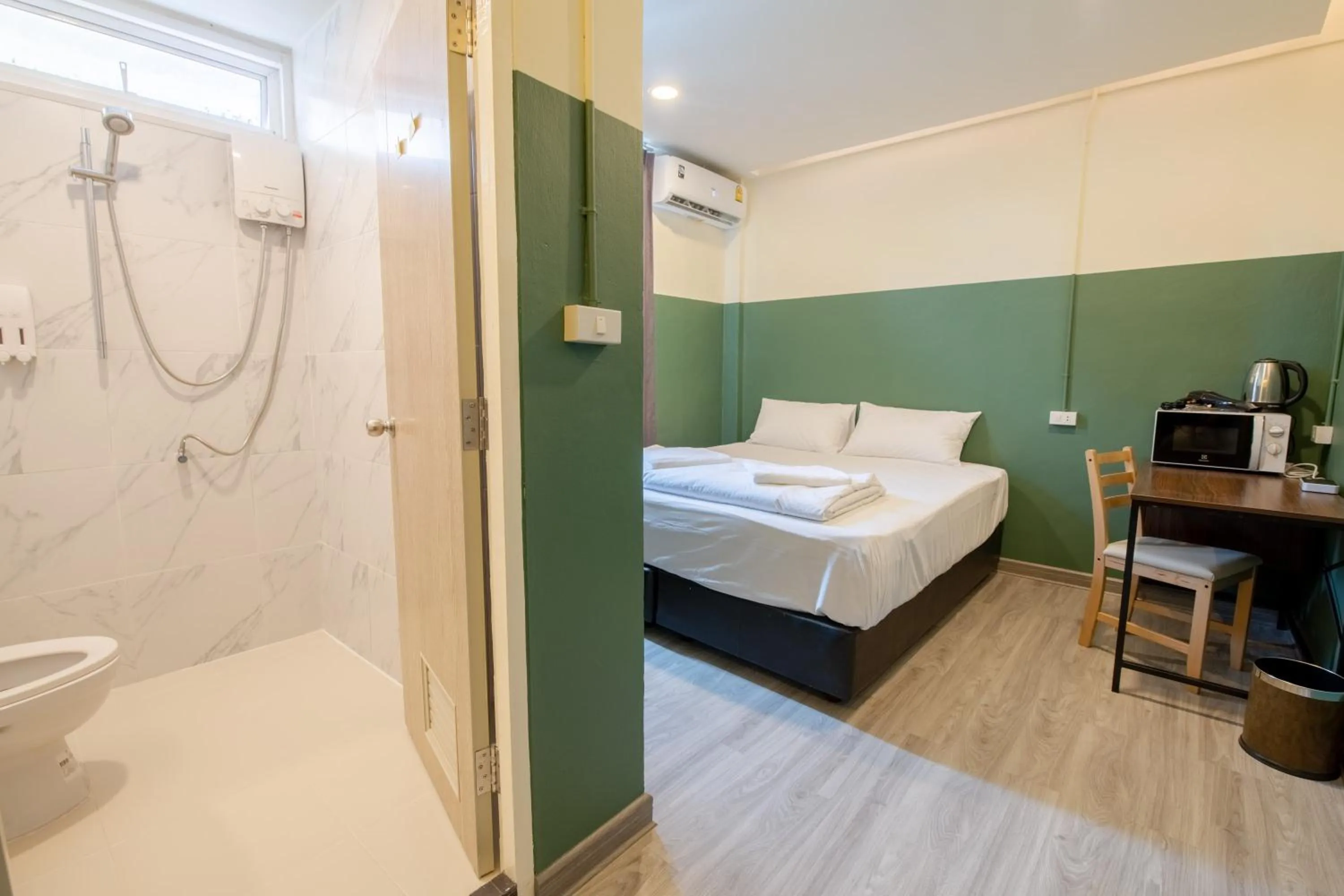 Shower, Bed in Spacy BKK